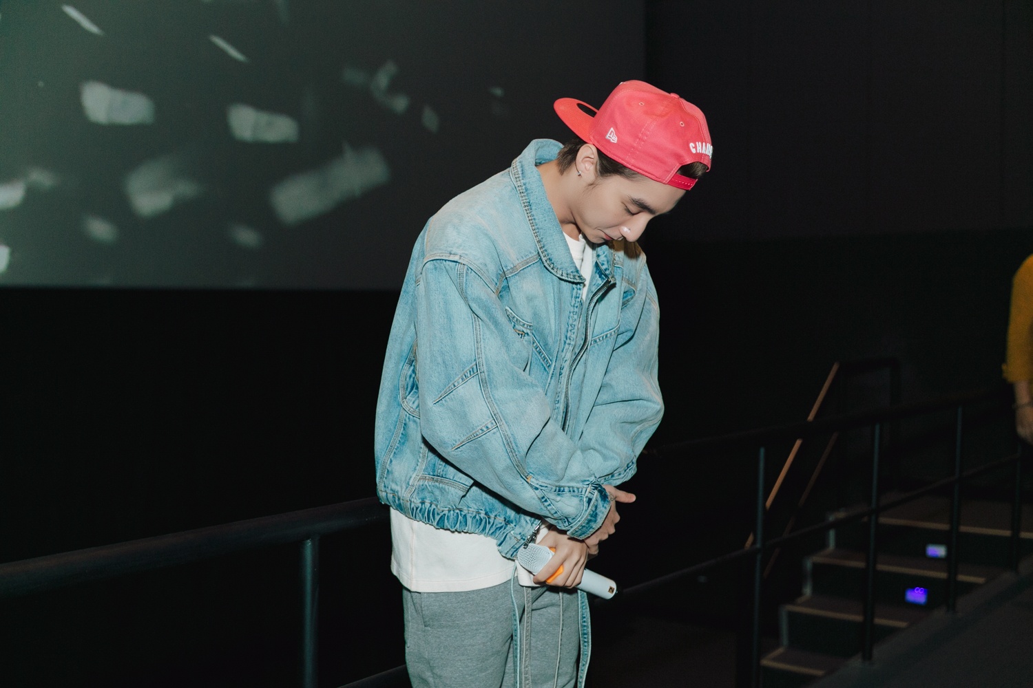 Son Tung M-TP cui gap nguoi cam on fan, dan xem phim dung livestream hinh anh