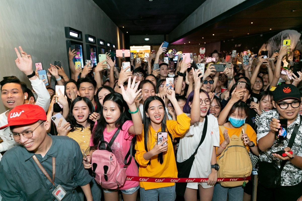 Son Tung cui nguoi cam on fan anh 2