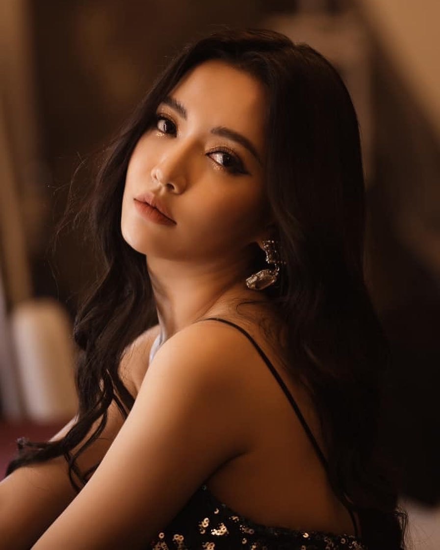 những cú bắt tay giữa thế giới ngầm và sao Việt ảnh 5 nhung cu bat tay giua the gioi ngam va sao Viet anh 5