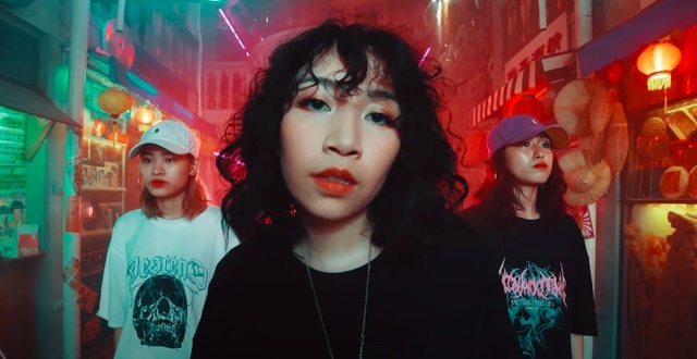 'Co gai nhu lan gio' xuat hien giua cuoc dua cua Son Tung M-TP va Binz hinh anh