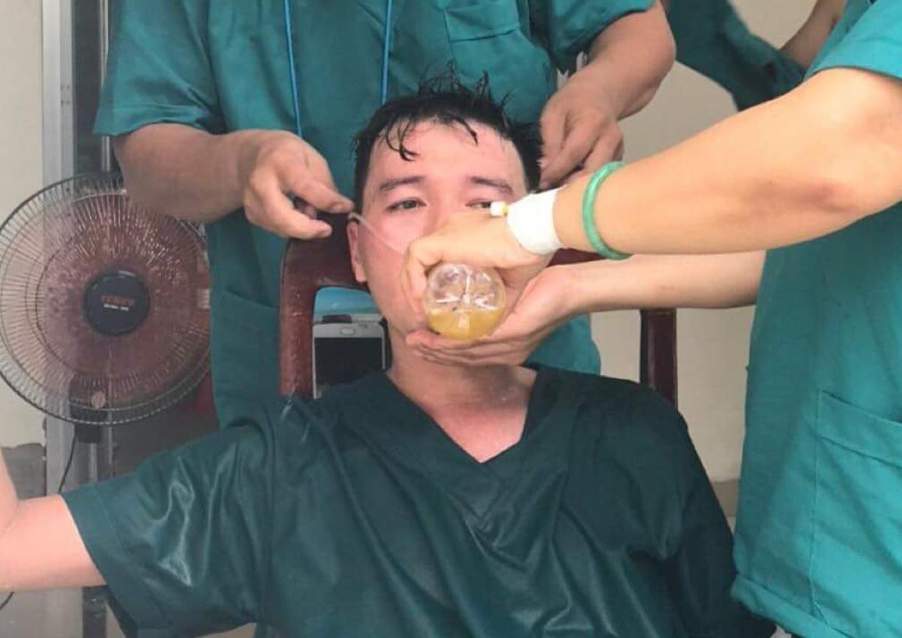 'Roi nuoc mat khi thay cac y, bac si Da Nang chong dich quen minh' hinh anh