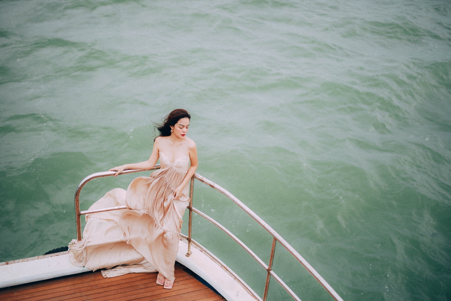 review Noi voi nguoi den sau Pham Quynh Anh anh 3