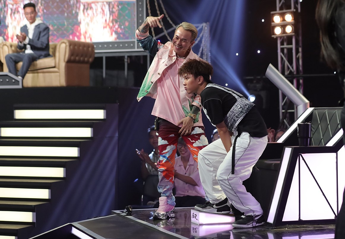 Wowy bat dong voi cach dung tu cua Rhymastic anh 2