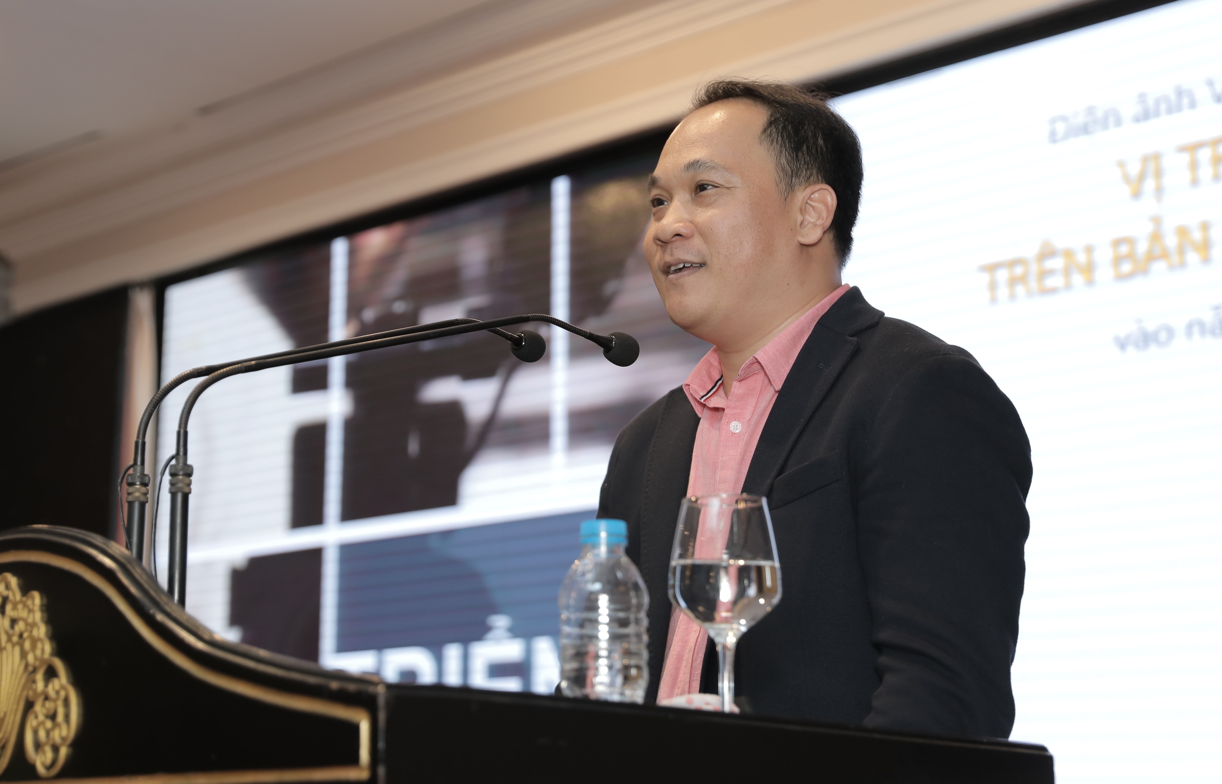 Lat mat va Tiec trang mau can ra rap ngay anh 2