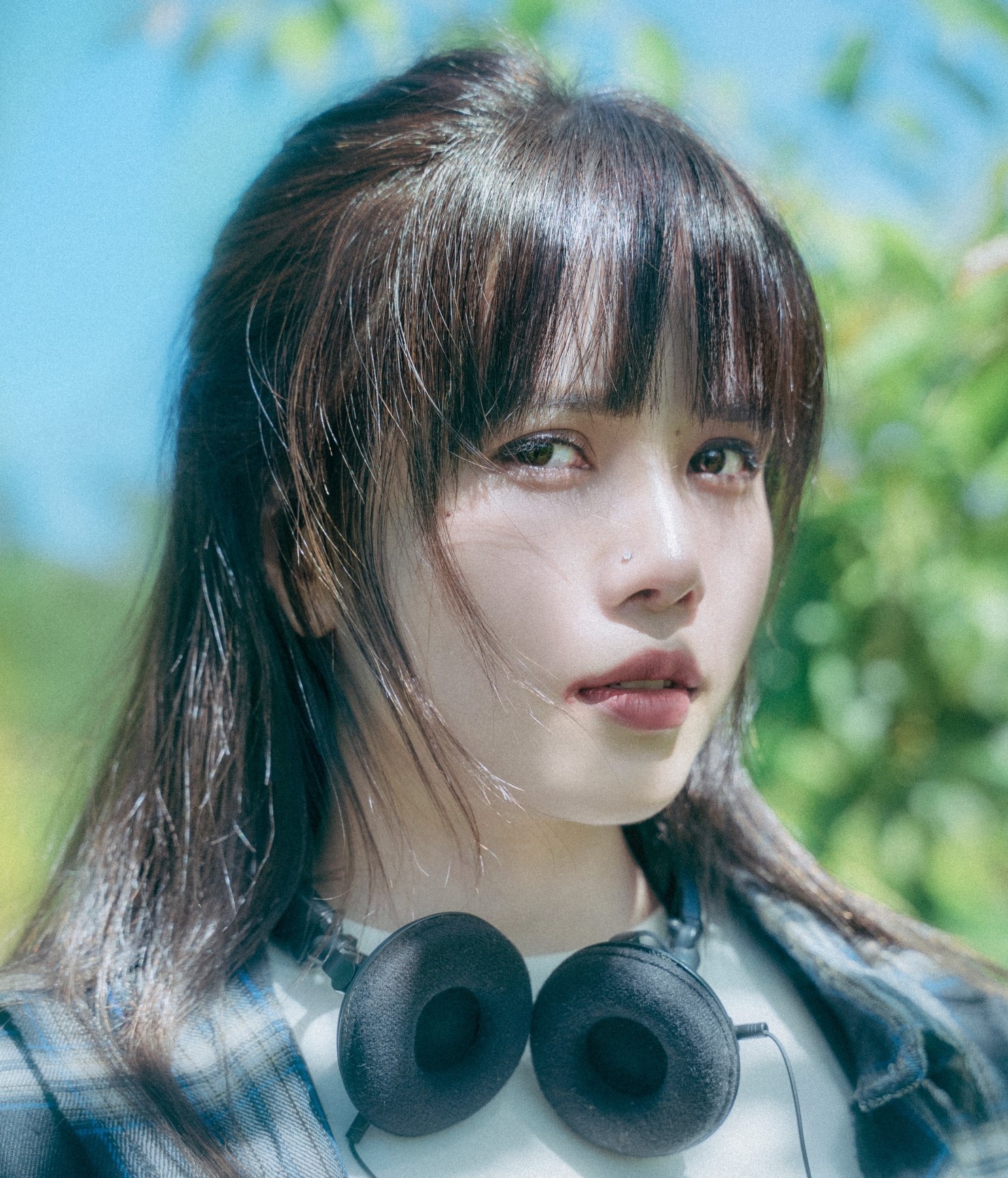 review Mot minh co buon khong anh 1