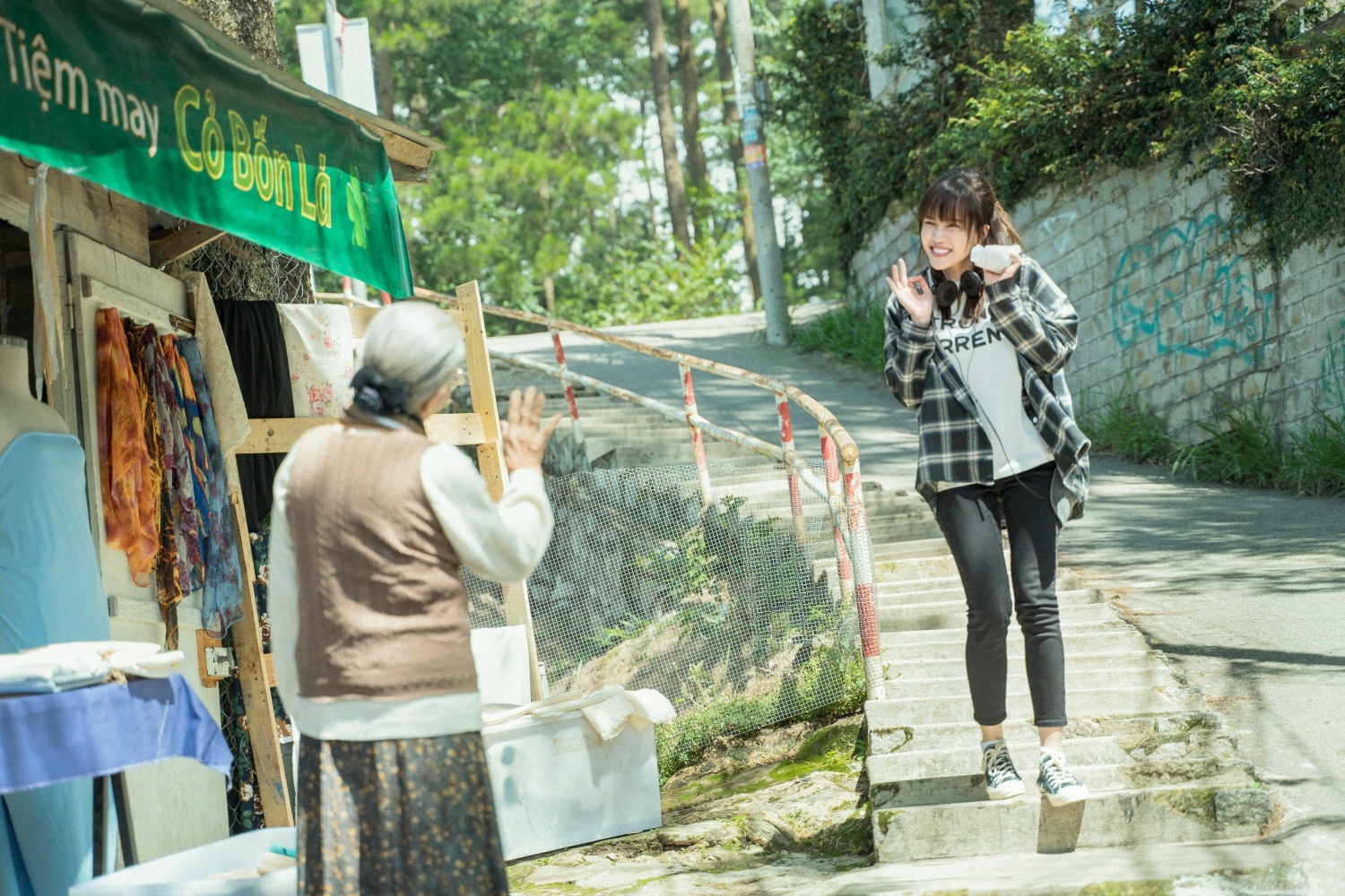 review Mot minh co buon khong anh 2