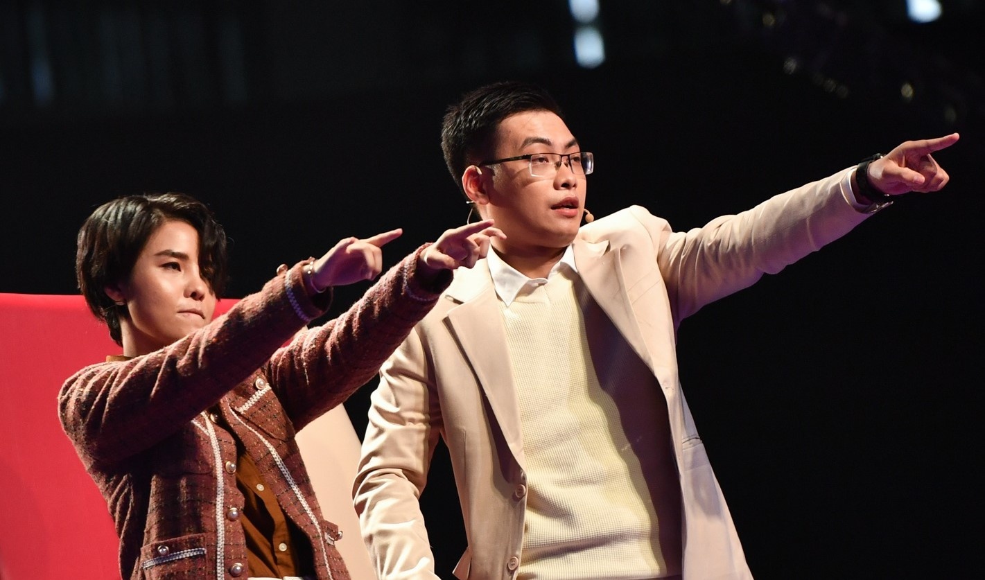 ‘Vo si rap’ ngoi ghe nong va cau khieu khich thieu co so cua Emily hinh anh