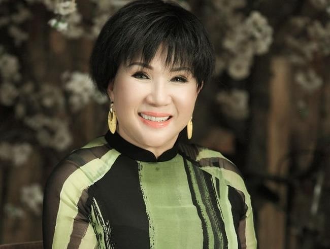 Le Thu - tieng hat bay tren hang pho bang khuang hinh anh