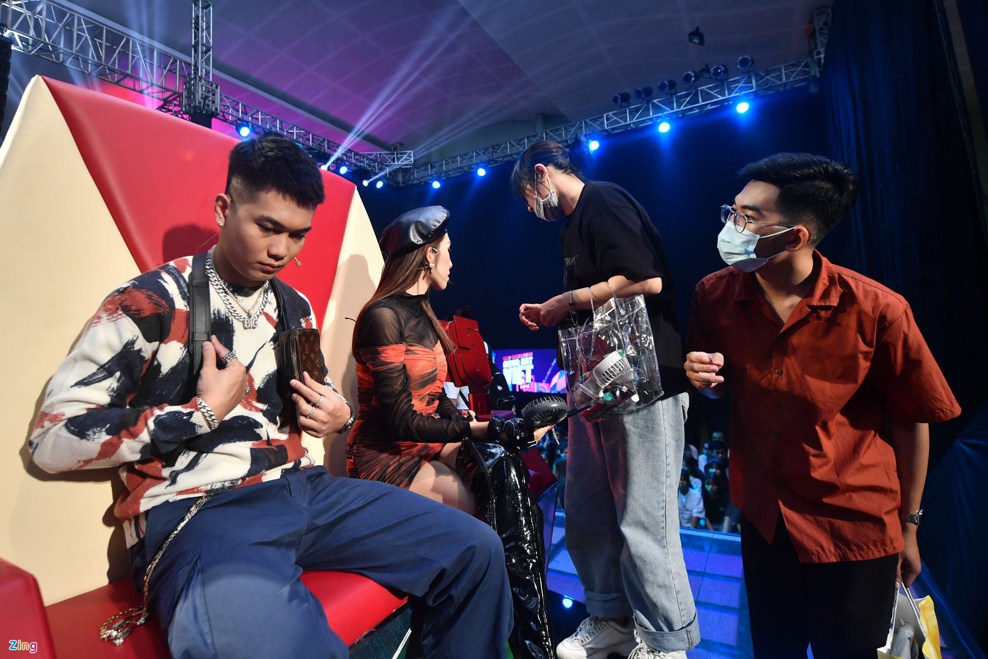 Ai dua BigDaddy den hai chiec ghe nong gio vang anh 4