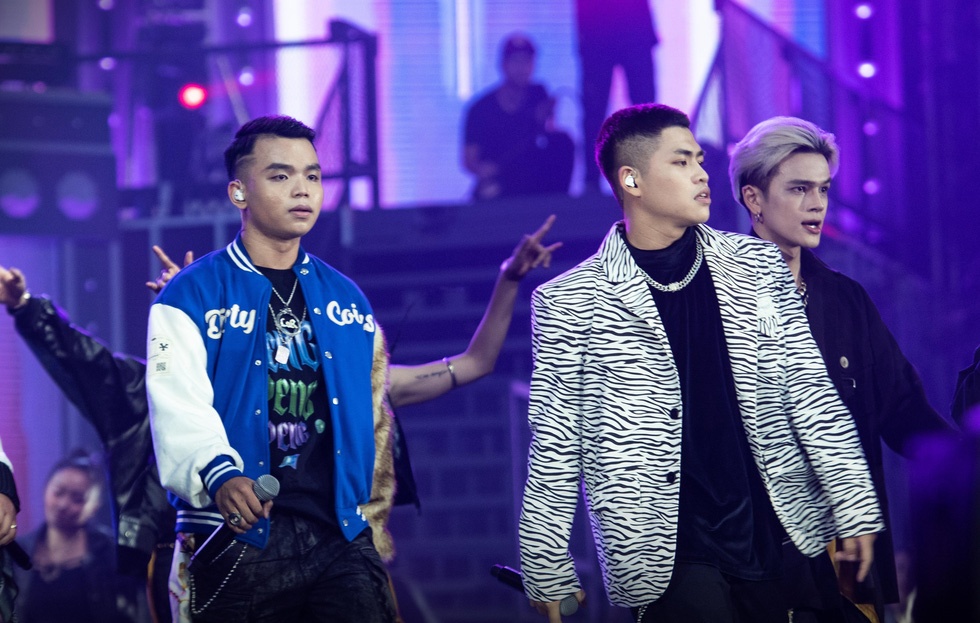 10.000 khan gia 'chay' voi Rap Viet anh 2