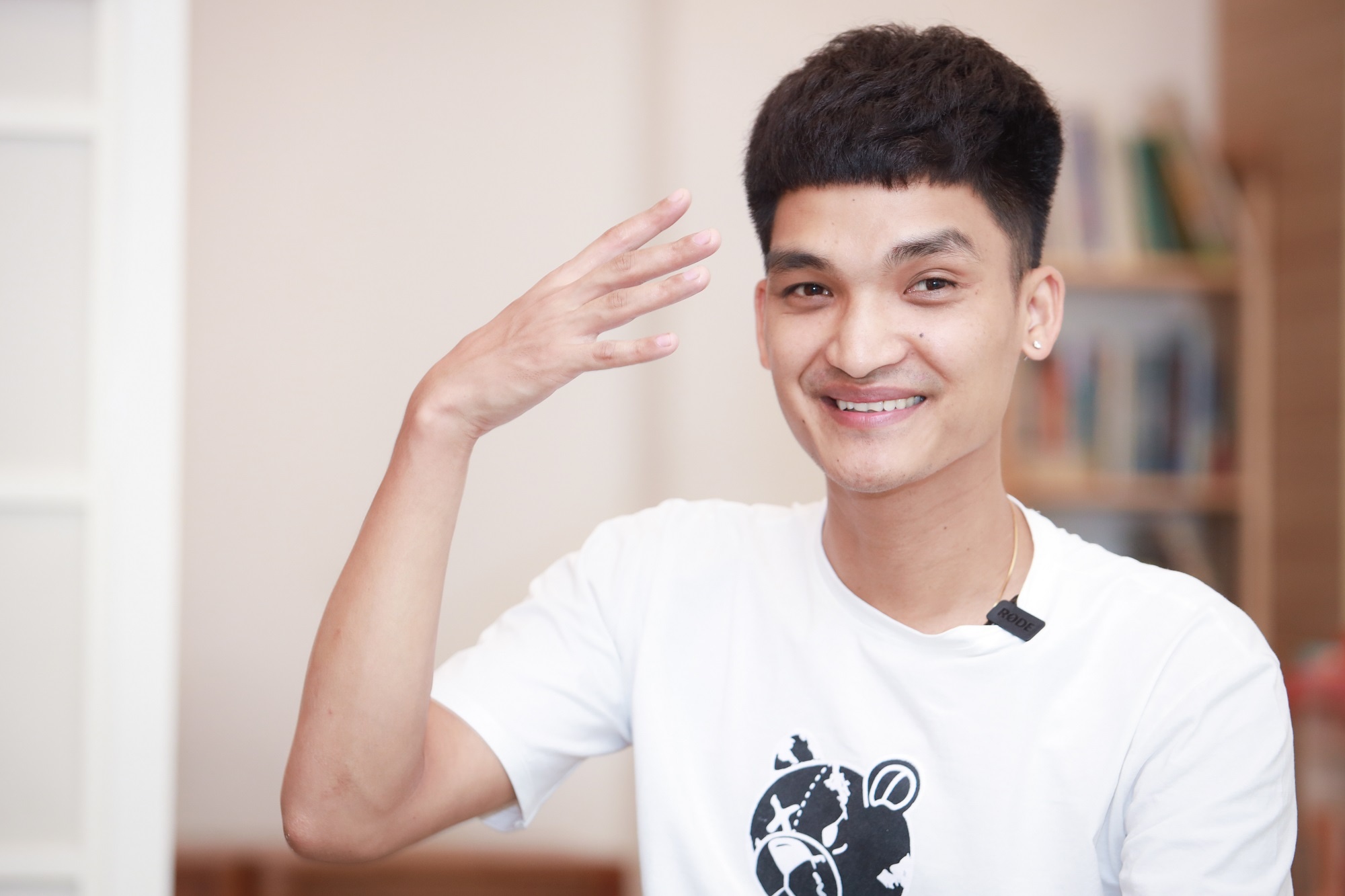 Mac Van Khoa cuoi anh 2