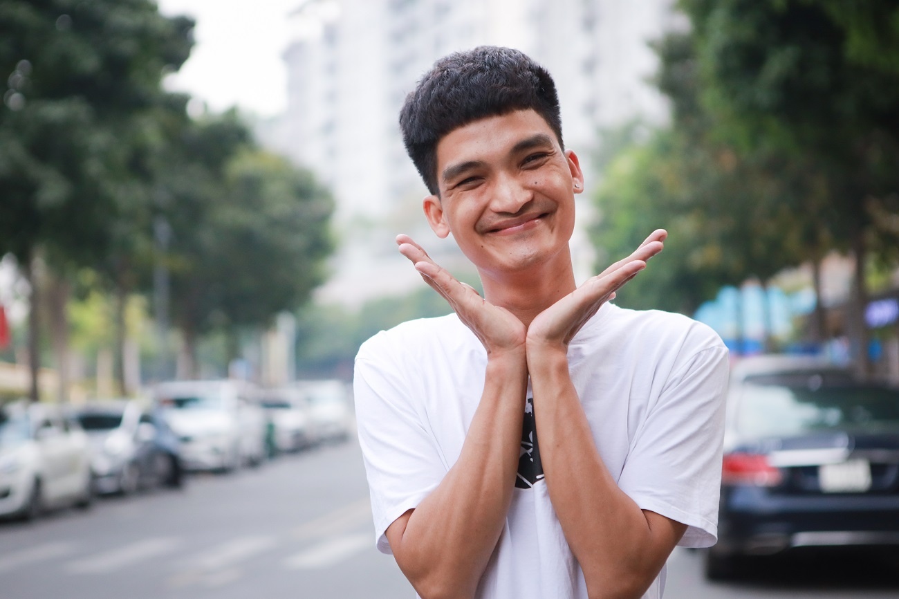 Mac Van Khoa cuoi anh 3