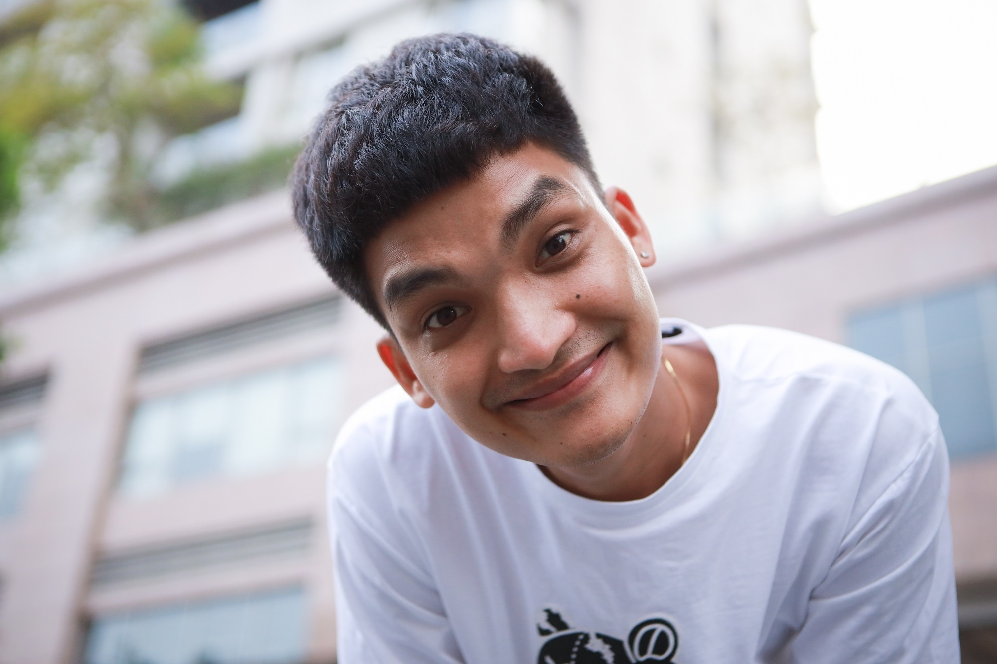 Mac Van Khoa cuoi anh 4