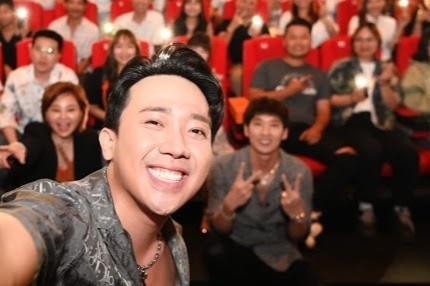 Dung va sai tu cuoc tranh cai khong hoi ket ‘khan gia nuoi nghe si’ hinh anh