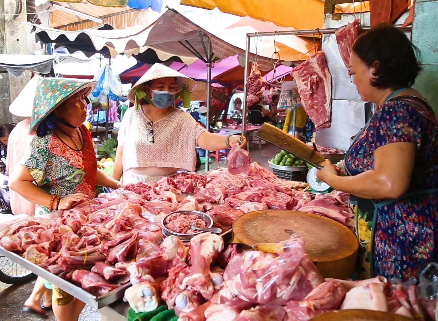 Gia thit heo tang: 'Truoc mua nua ky, gio chi mua 200 gram' hinh anh