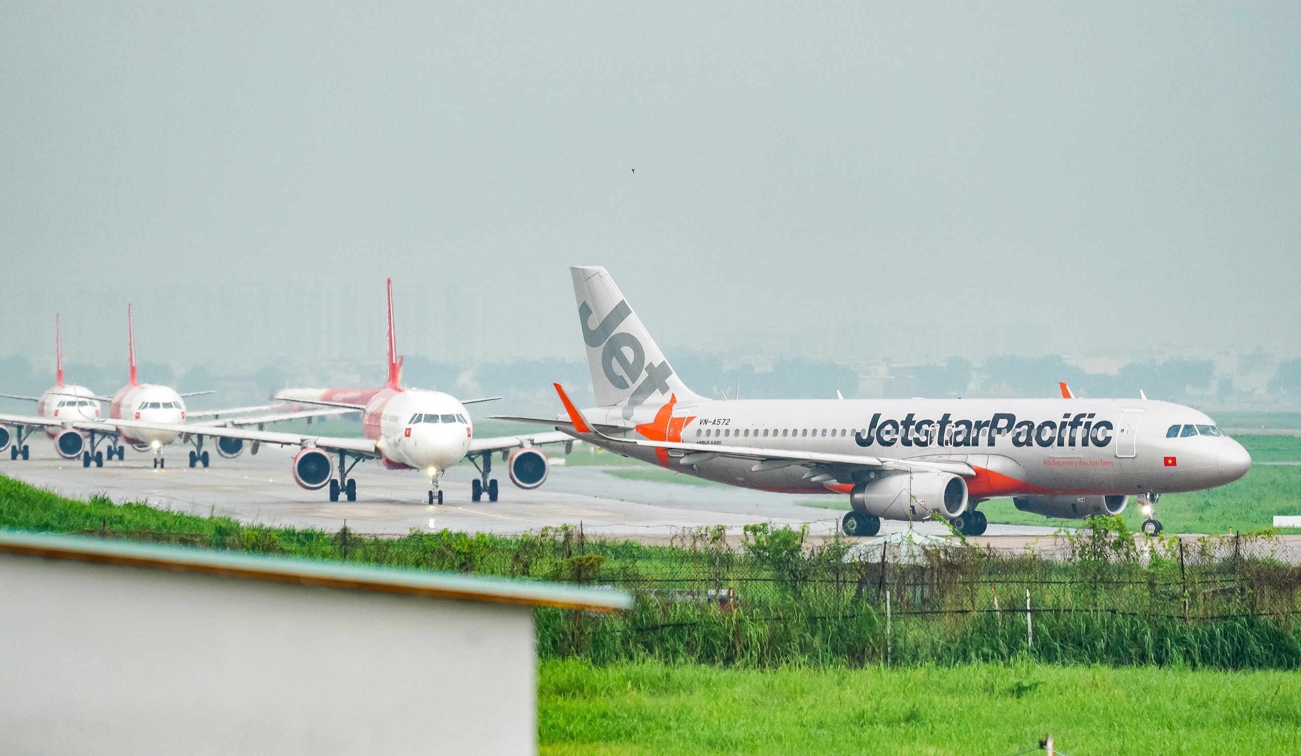 May bay xep hang cho cat canh tai Tan Son Nhat do sua duong bang hinh anh