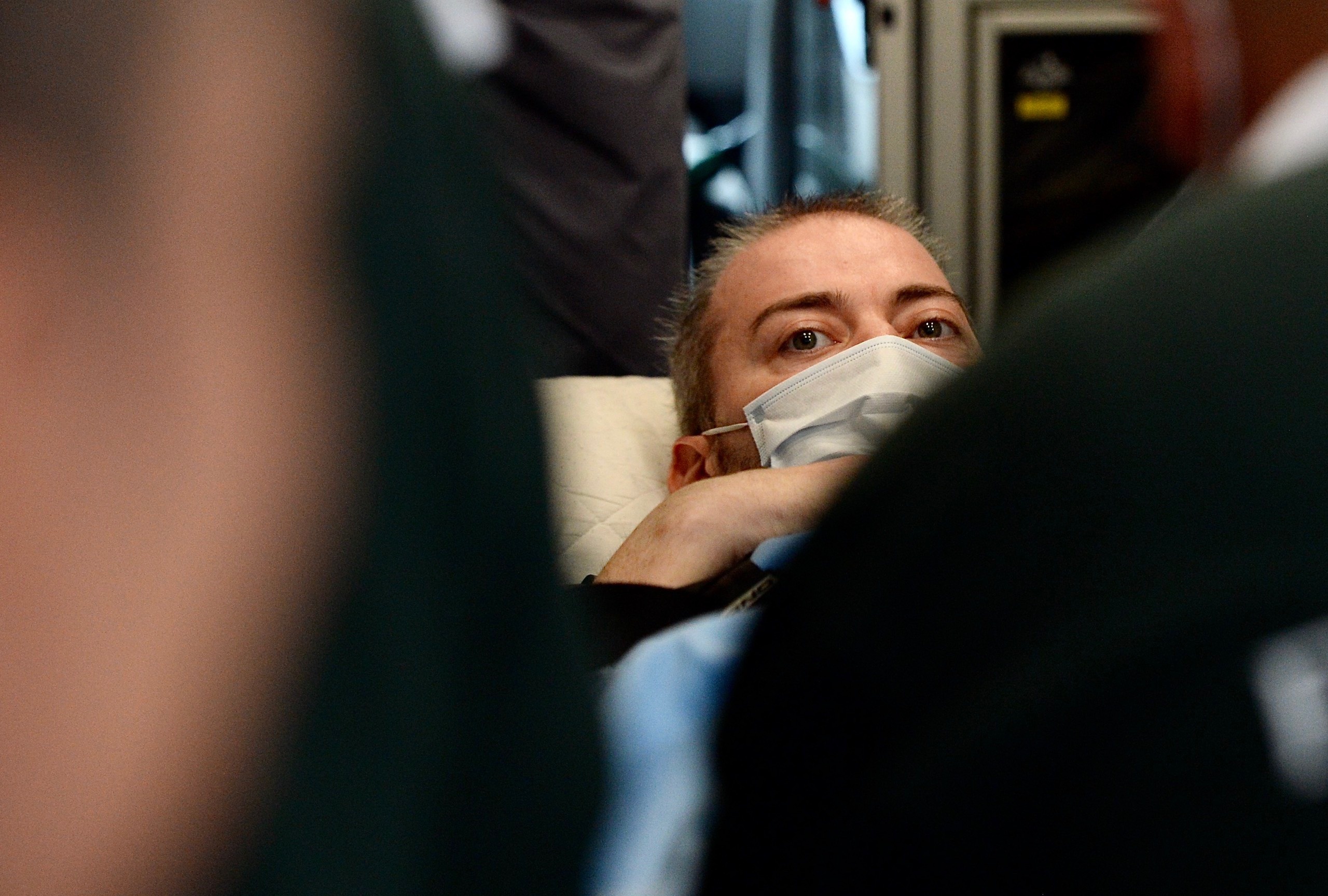 Benh nhan 91 tinh tao ra san bay ve nuoc hinh anh