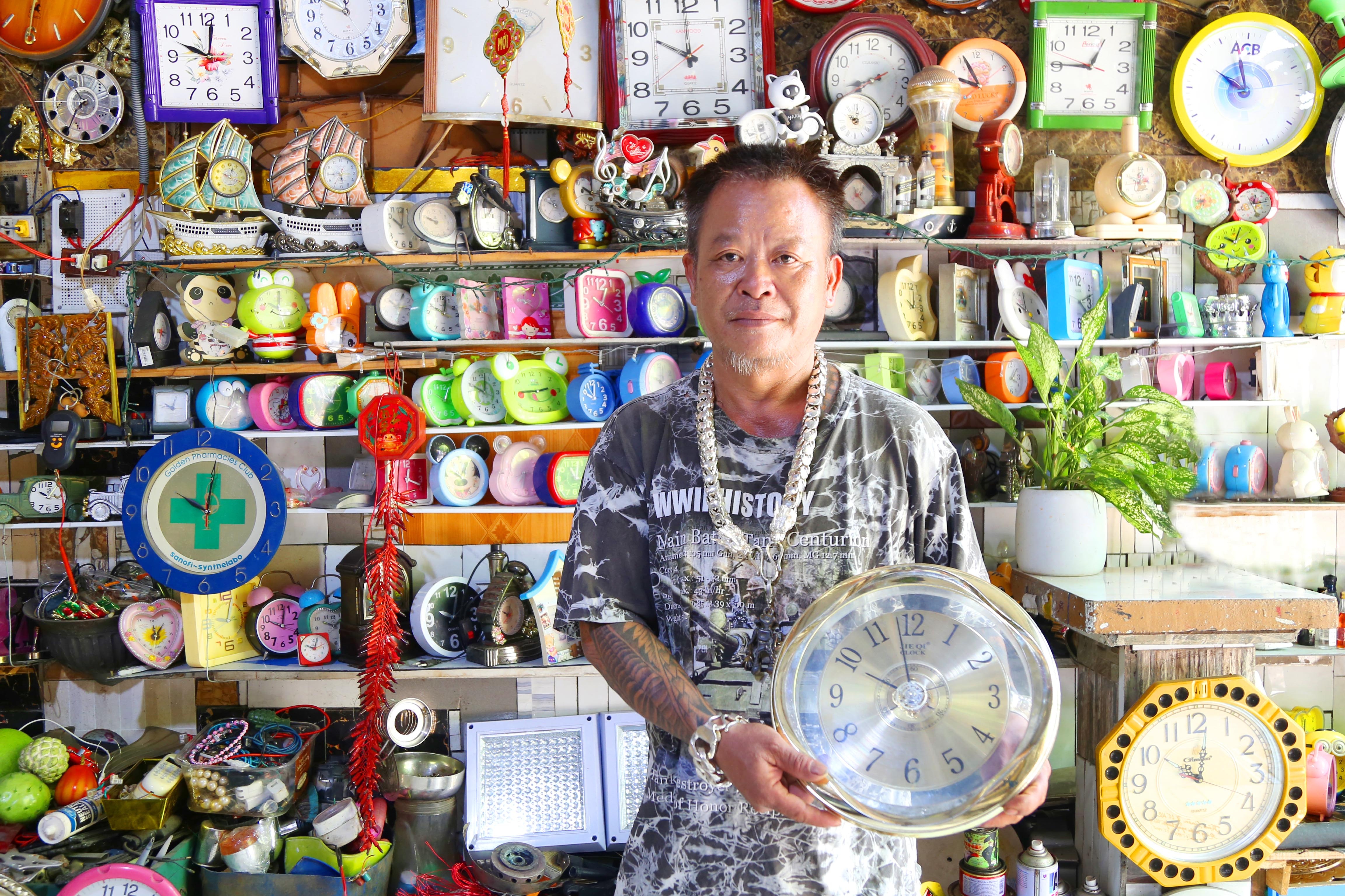 Bo suu tap 1.000 dong ho cu tu phe lieu hinh anh