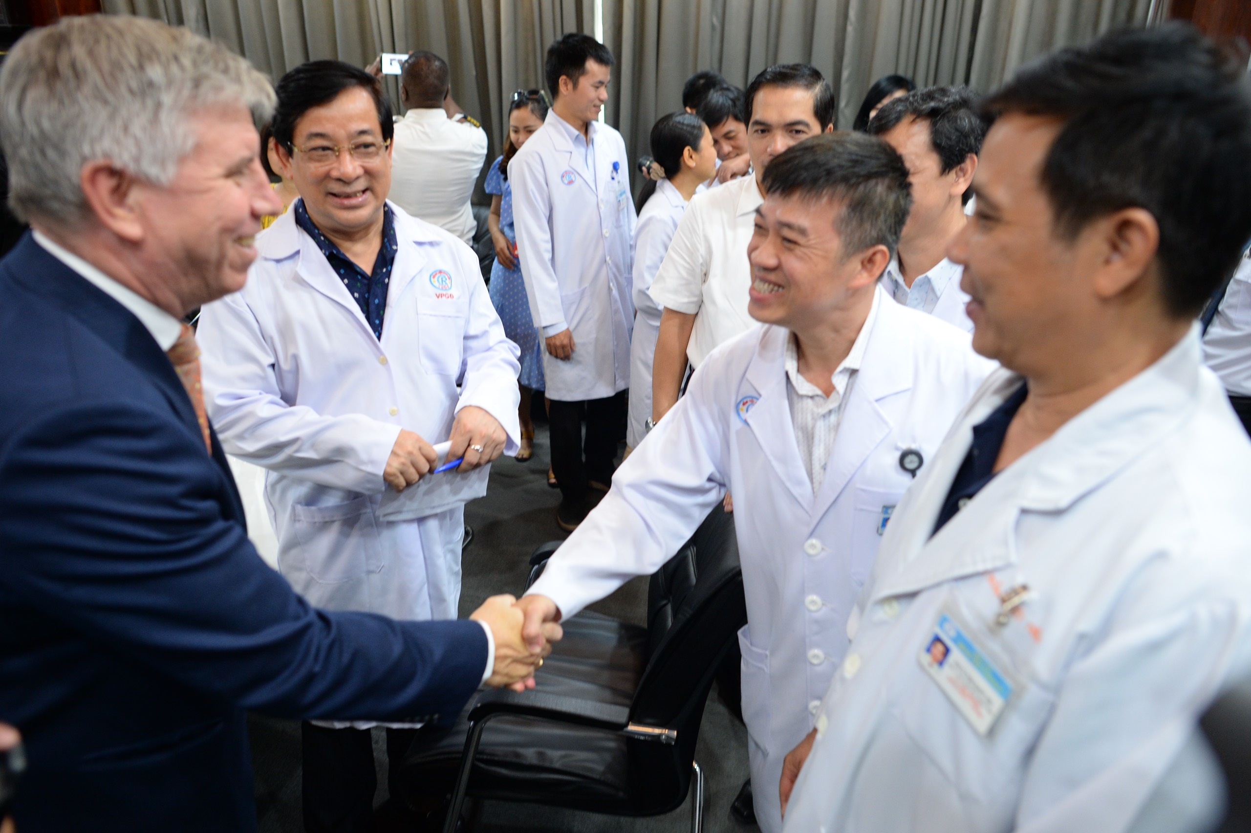 Lanh su quan Anh cam on bac si Viet Nam da cuu benh nhan 91 hinh anh