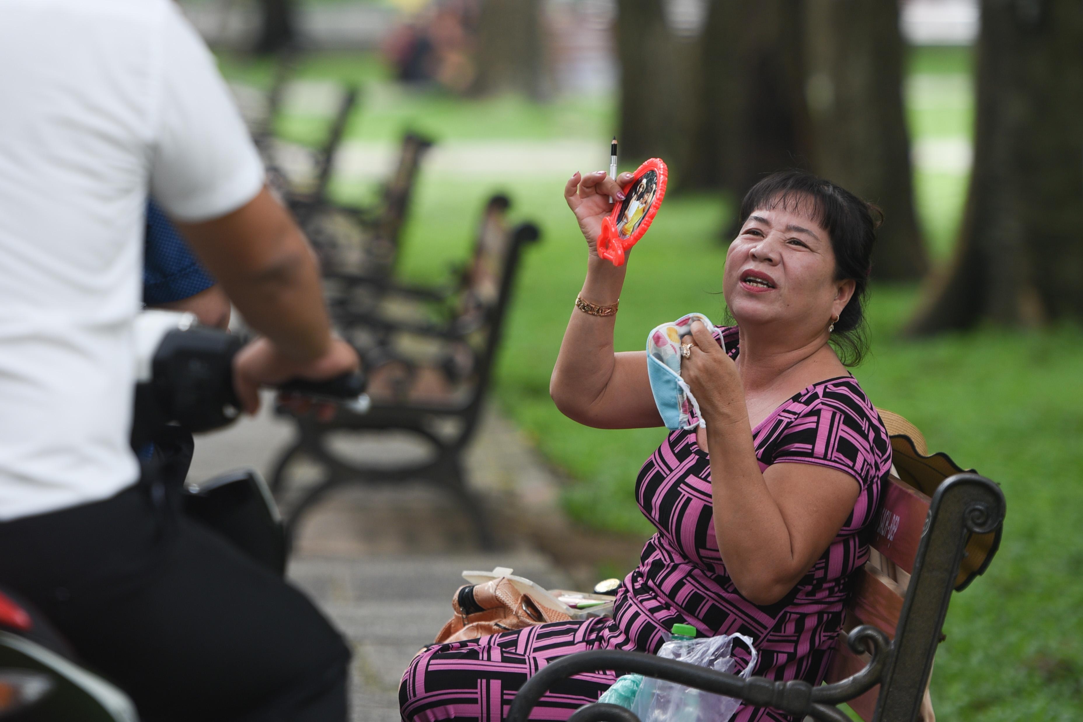 Nguoi khong deo khau trang: 'Toi trang diem di dam cuoi, sap xong roi' hinh anh