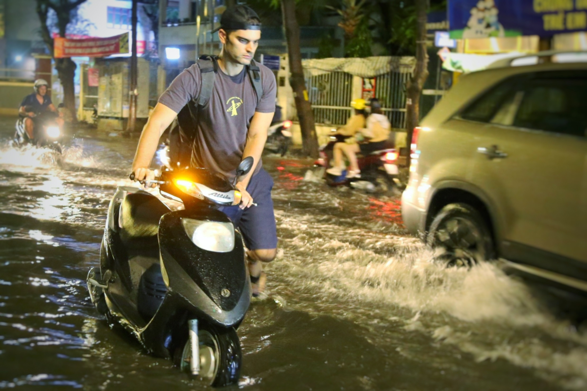 Dan Thao Dien loi nuoc ve nha sau con mua chieu hinh anh