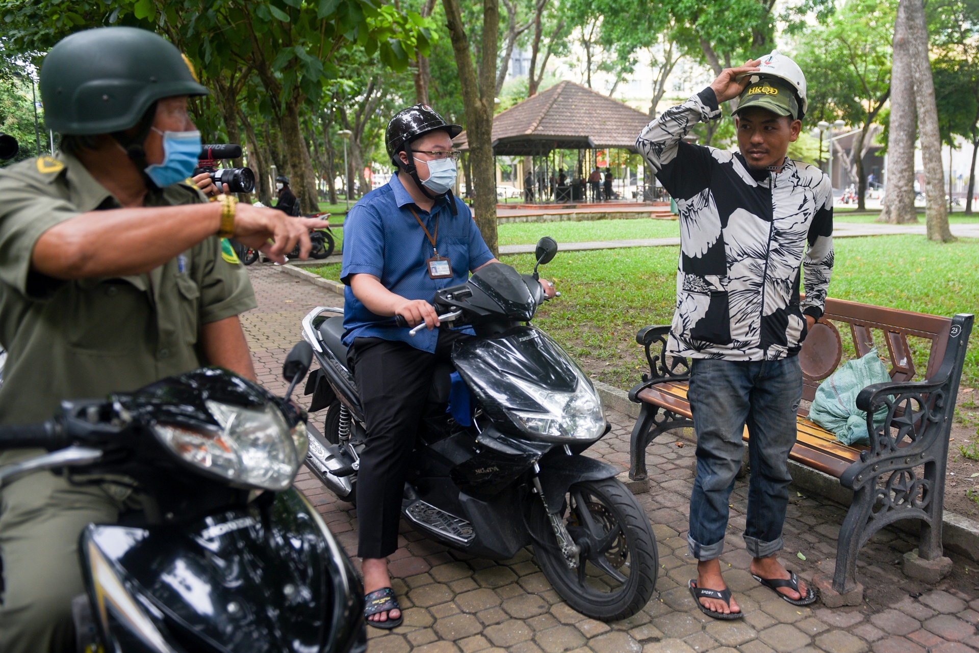 TP.HCM ra quan xu phat nguoi khong deo khau trang noi cong cong hinh anh