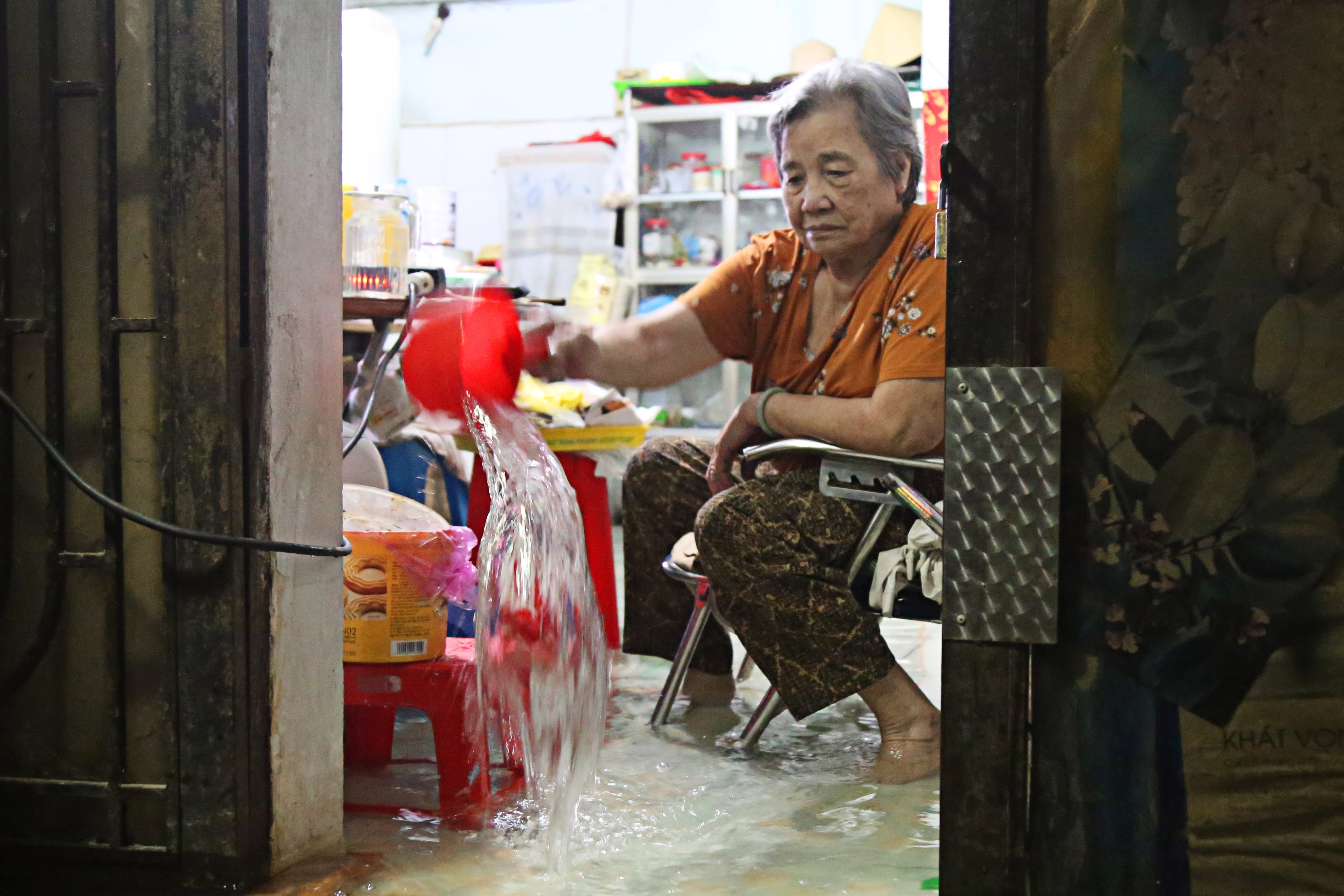 Nuoc ngap vao nha, nguoi dan Thao Dien trang dem tat hinh anh