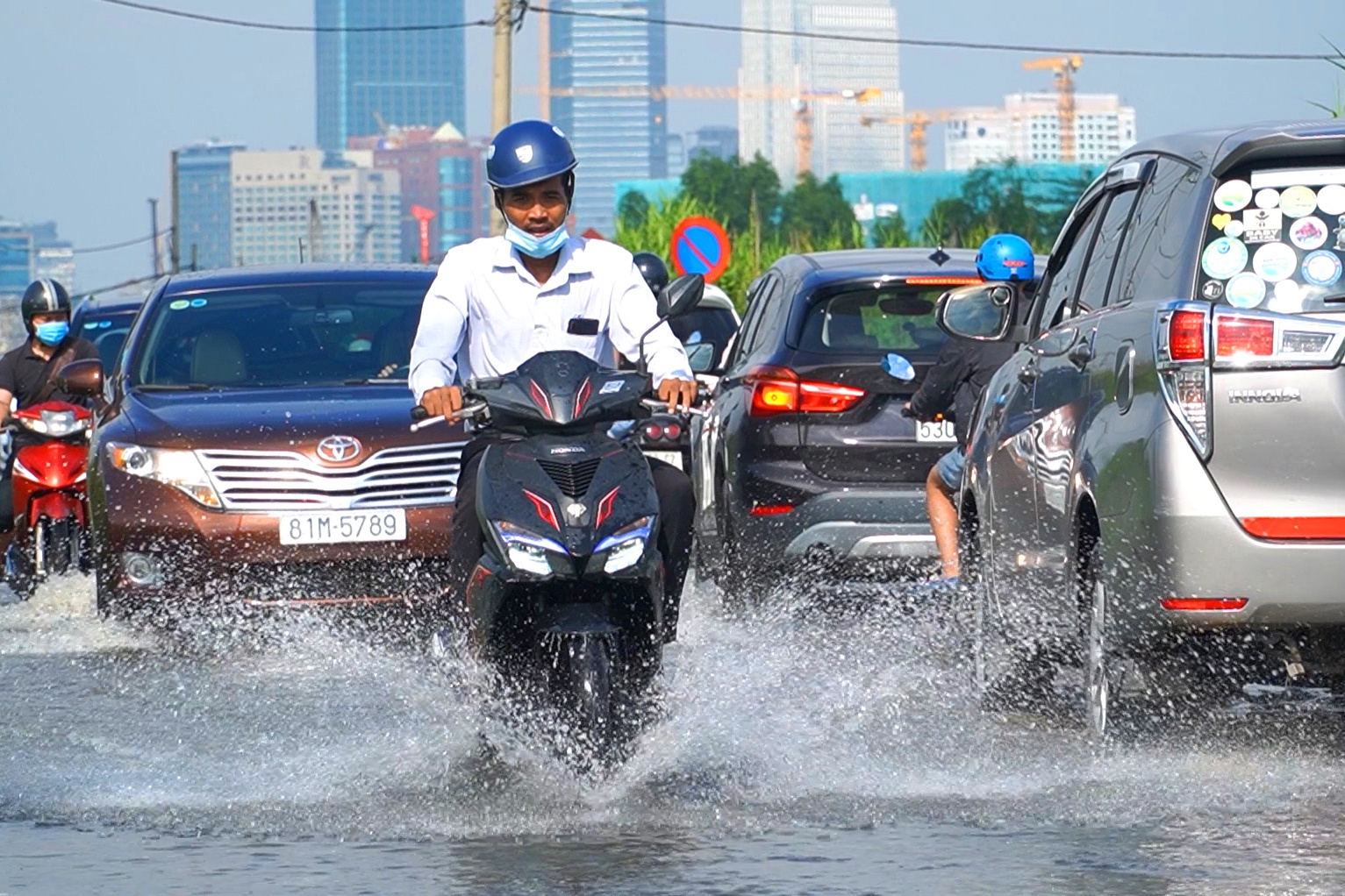 Duong pho van ngap nuoc sau tran mua dem qua hinh anh