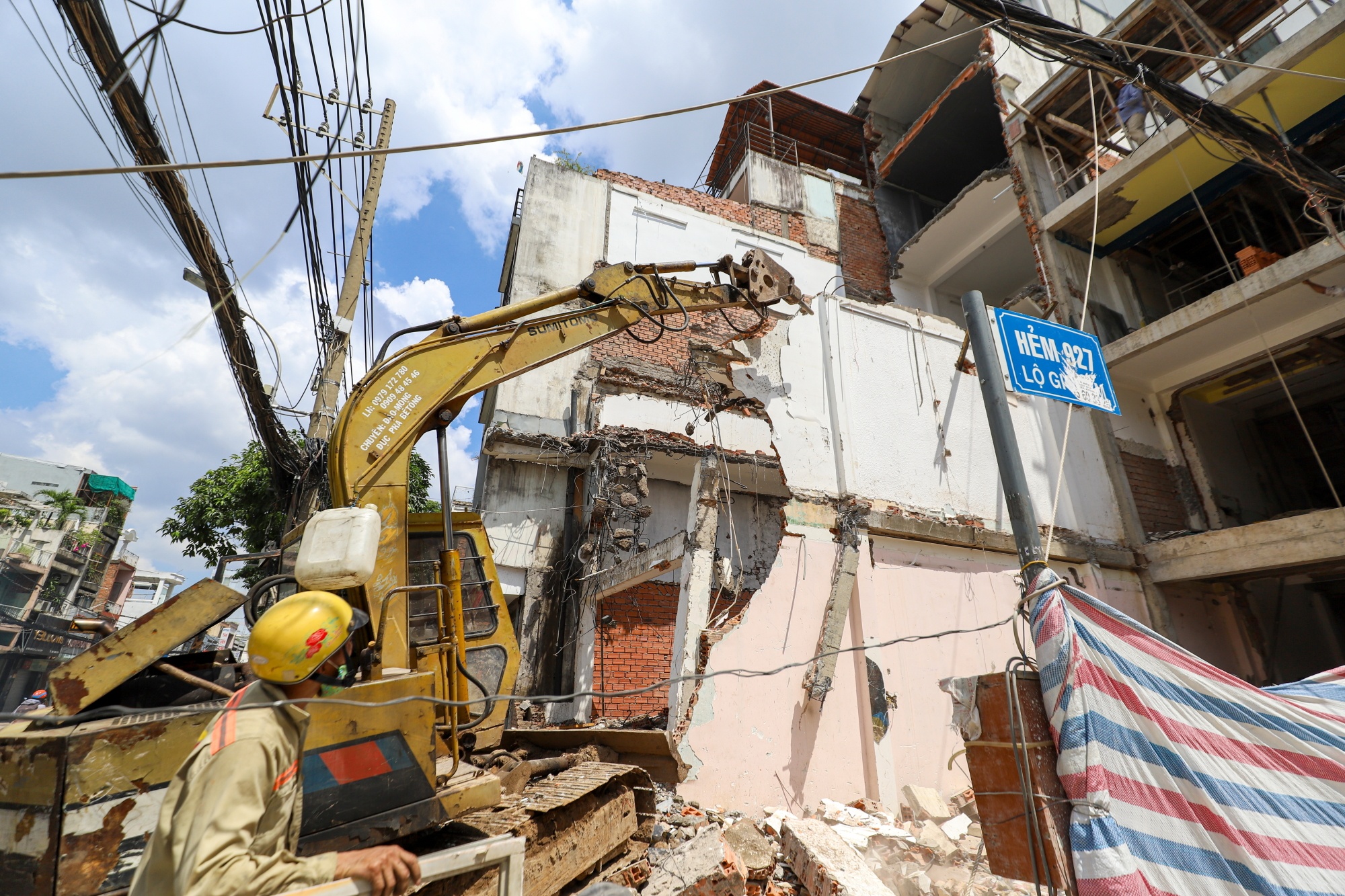 Nguoi dan TP.HCM giao mat bang de xay dung metro so 2 hinh anh