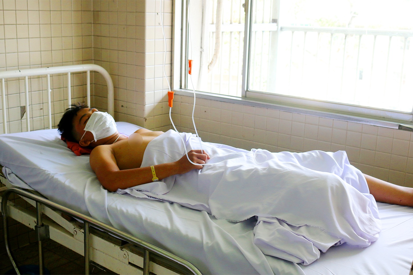 Cuu benh nhan 15 tuoi bi chem dut chan hinh anh