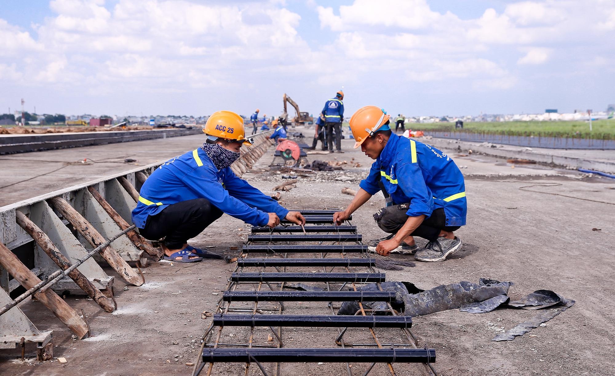 Cap tap cai tao duong bang san bay Tan Son Nhat hinh anh