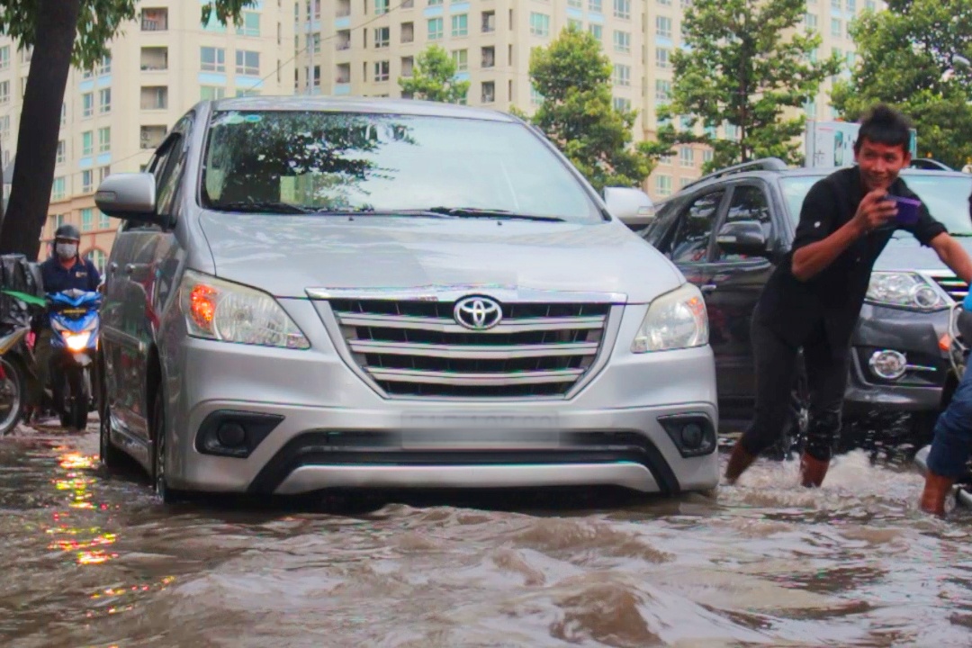 Khach Tay noi ve ngap o duong Nguyen Huu Canh hinh anh