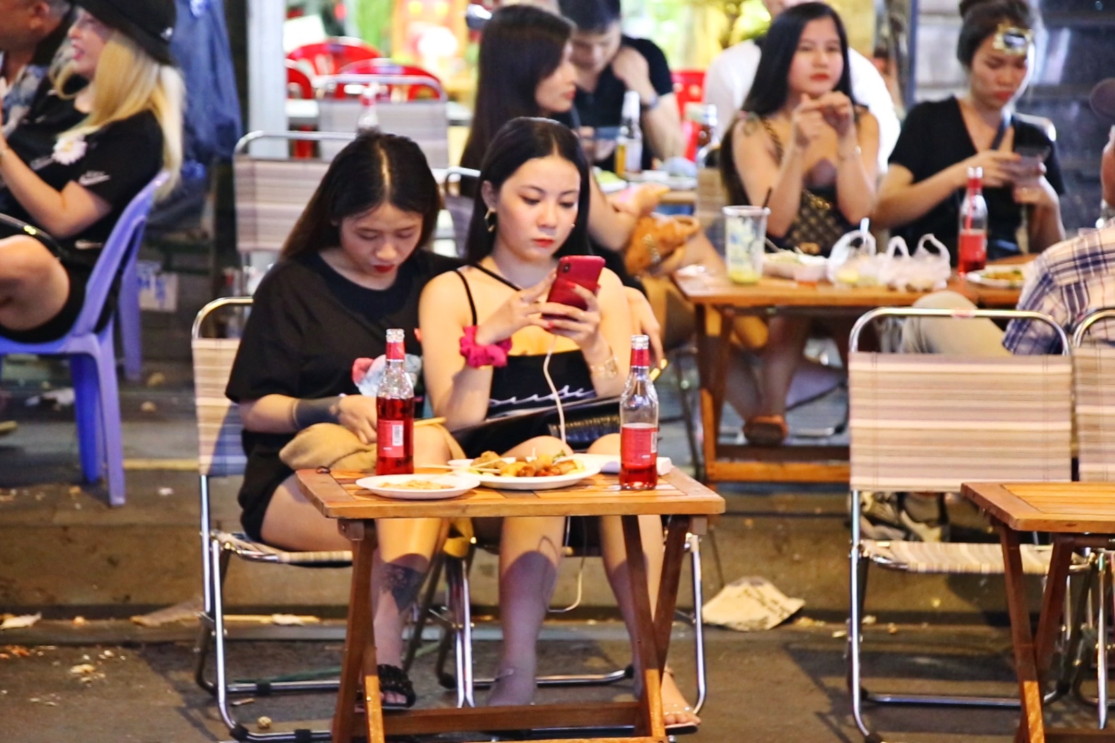 Quan bar, vu truong o Bui Vien chuyen sang ban ca phe, thuc an hinh anh