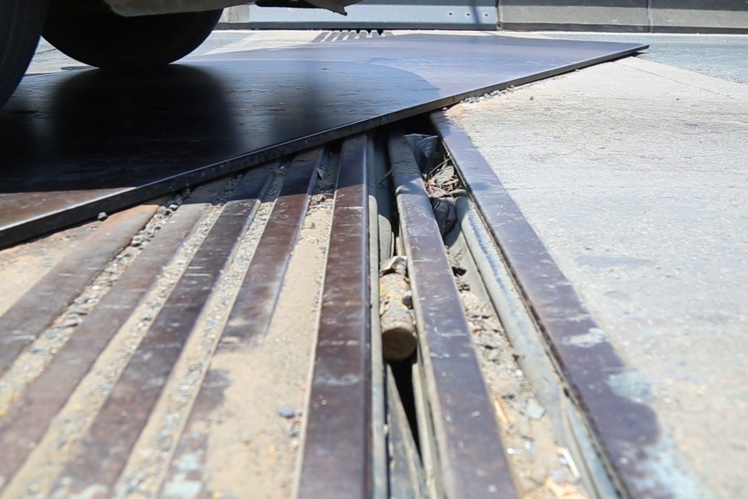 Tai xe lo lang vi khe co gian cau Phu My hu hong hinh anh