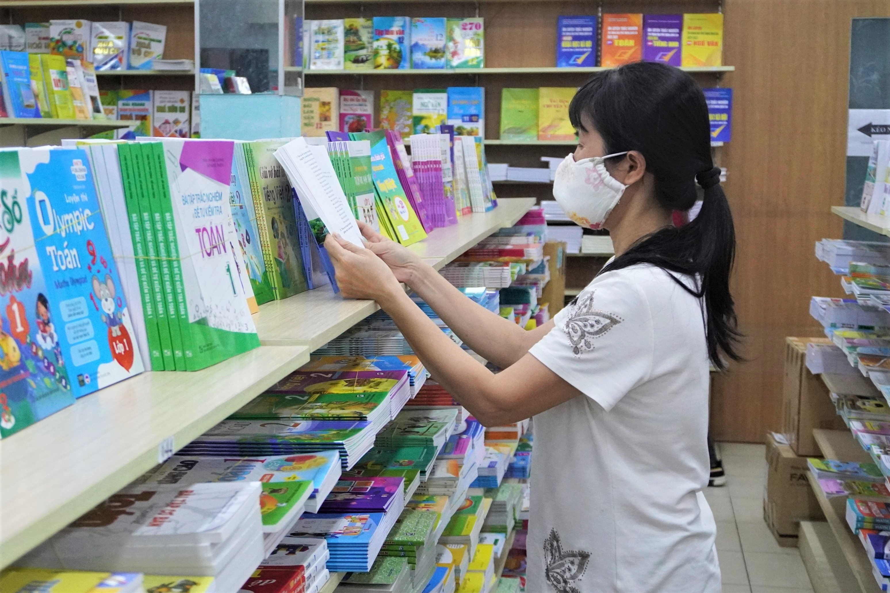 ‘Toi di chuc cua hang de mua sach giao khoa lop 6 cho con’ hinh anh