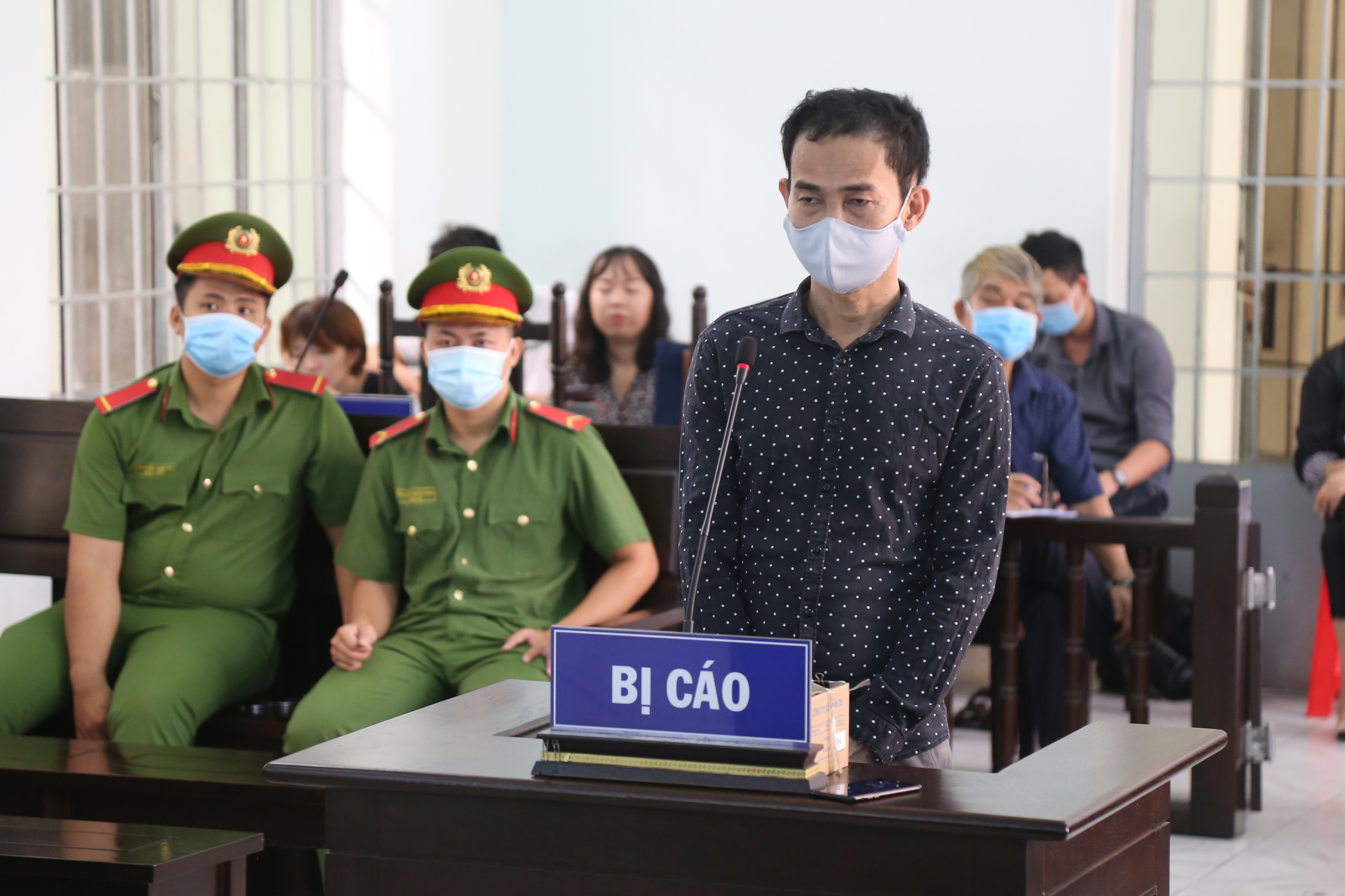 Tuyen an nhom dan canh moc tui o Suoi Tien hinh anh