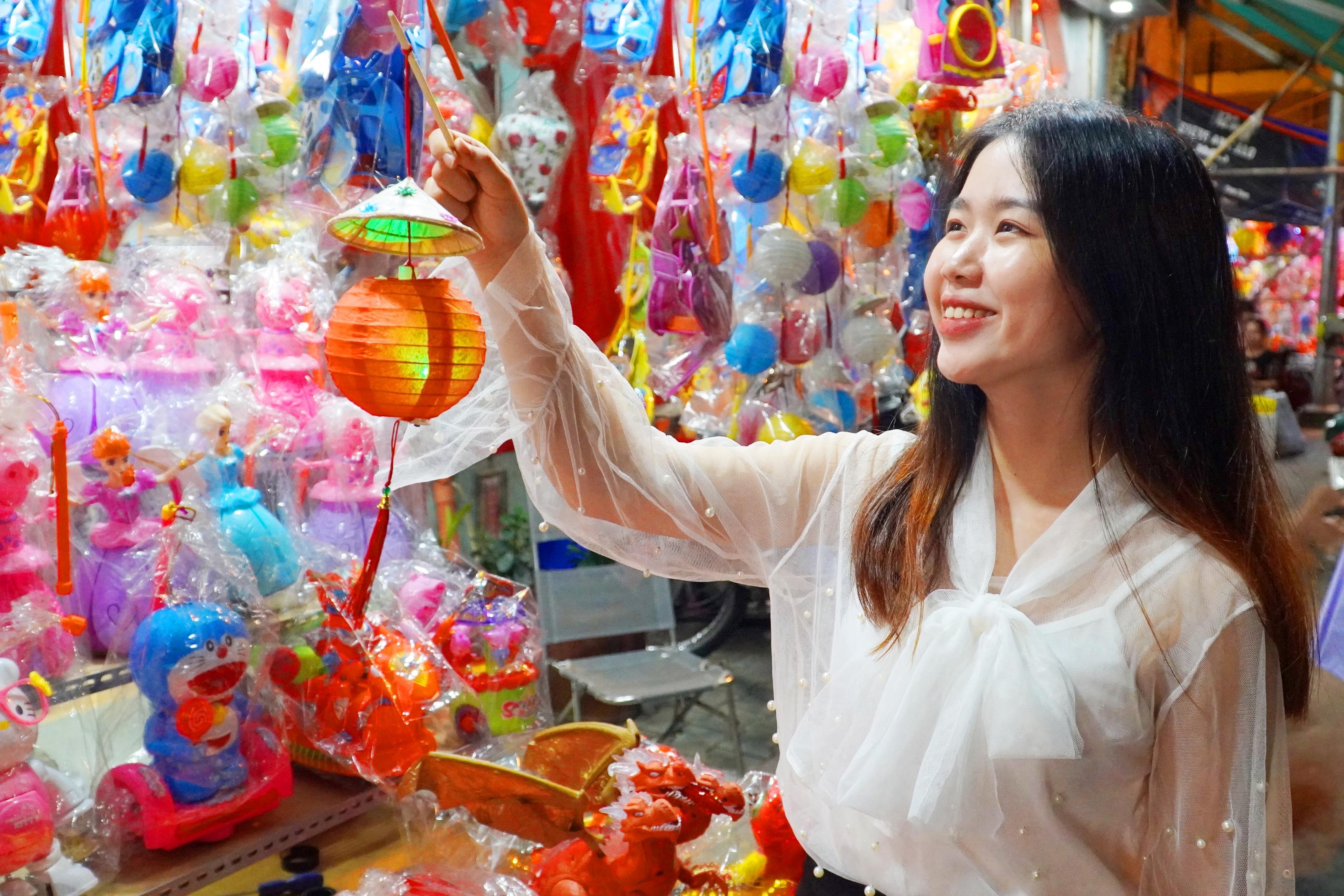 Pho long den o TP.HCM ron rang dip Trung Thu hinh anh