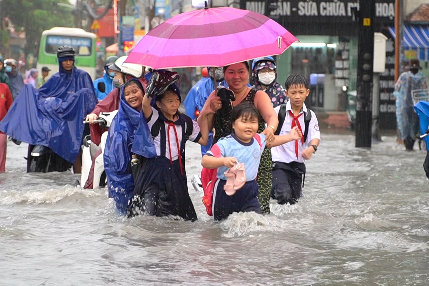 Hoc sinh TP.HCM loi nuoc ve nha sau mua lon hinh anh