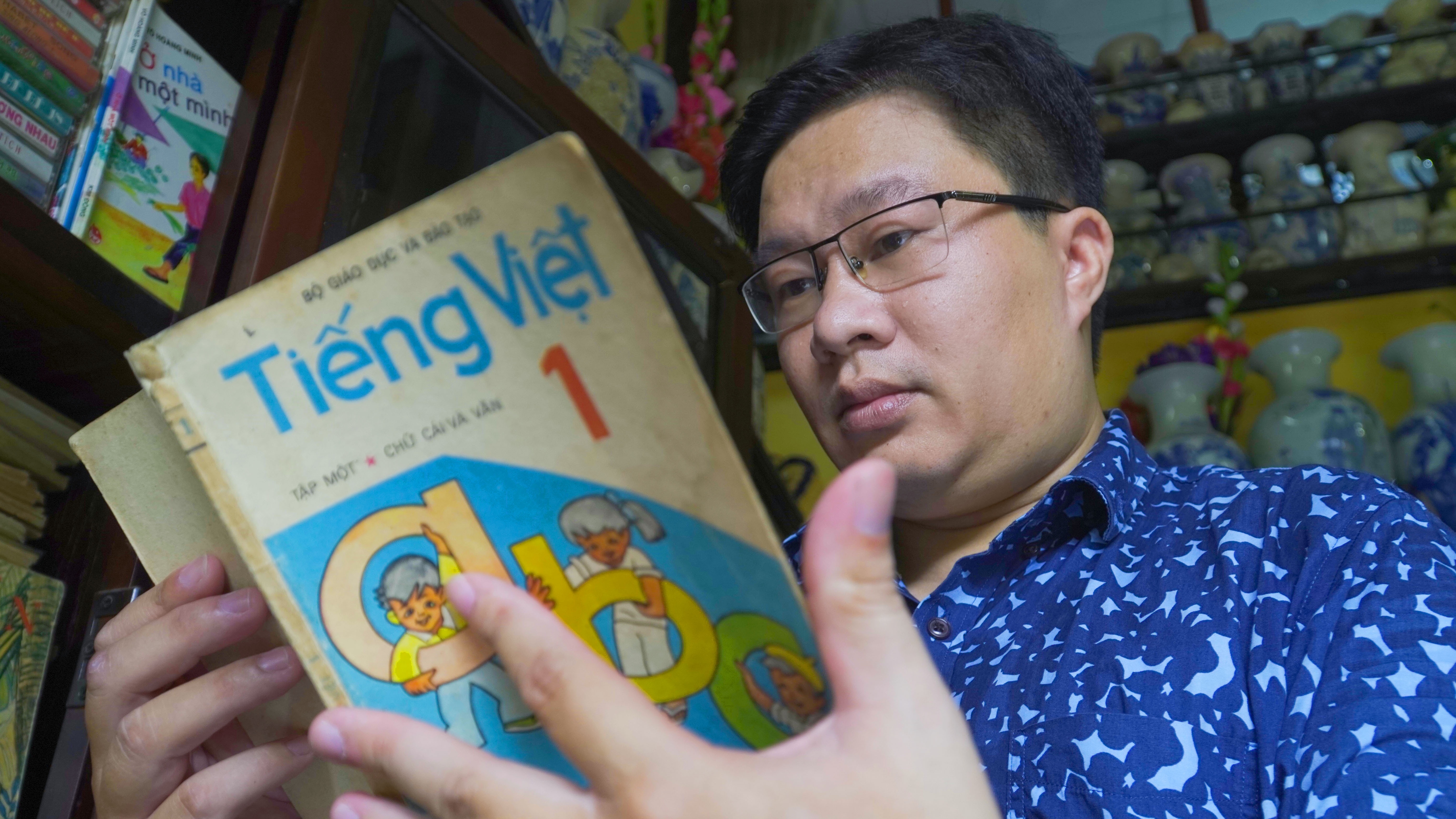 Nguoi luu giu nhung bo sach Tieng Viet lop 1 tu gan 100 nam truoc hinh anh