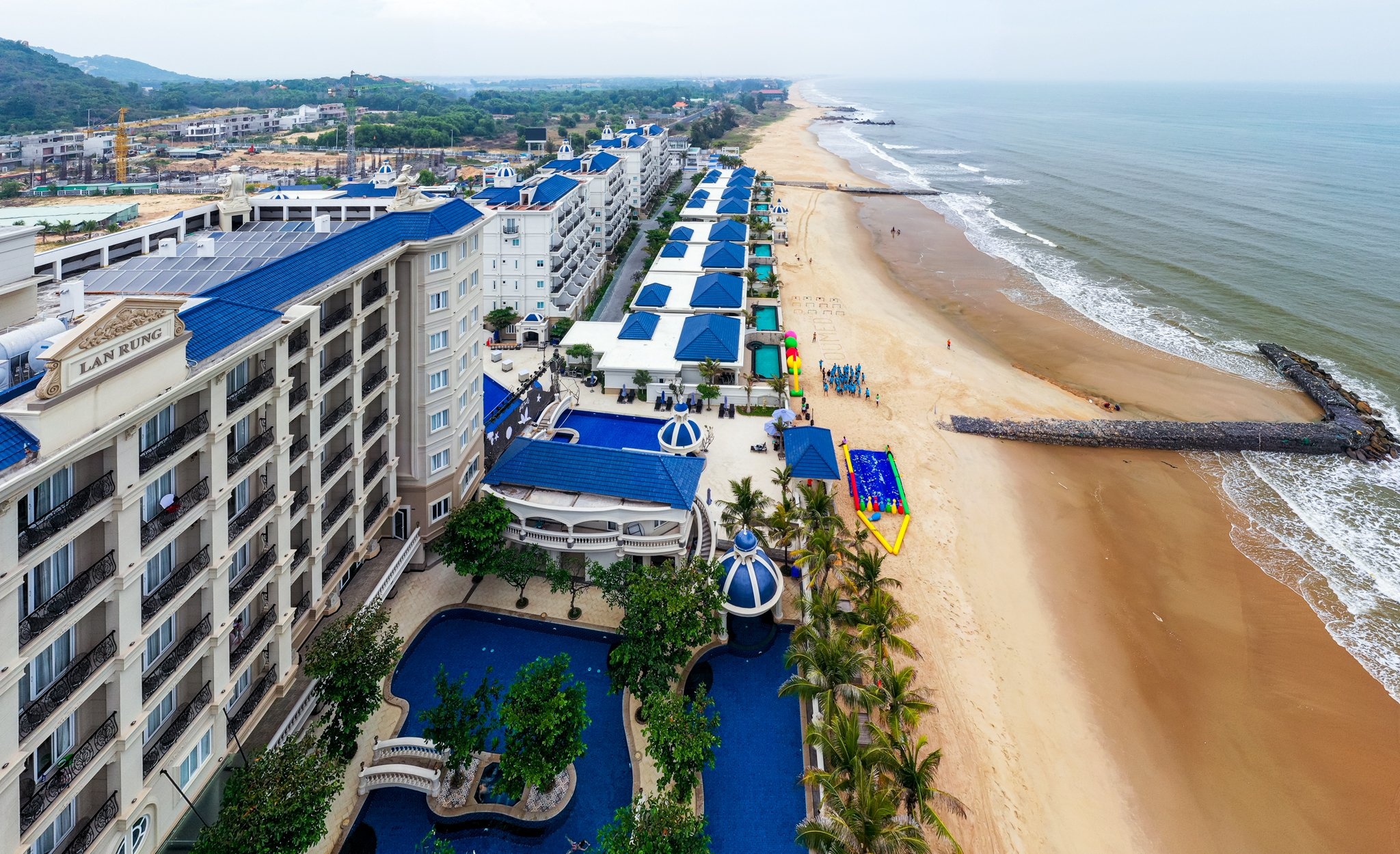 Nguoi dan buc xuc vi resort xay bo ke lan bien chan loi di hinh anh