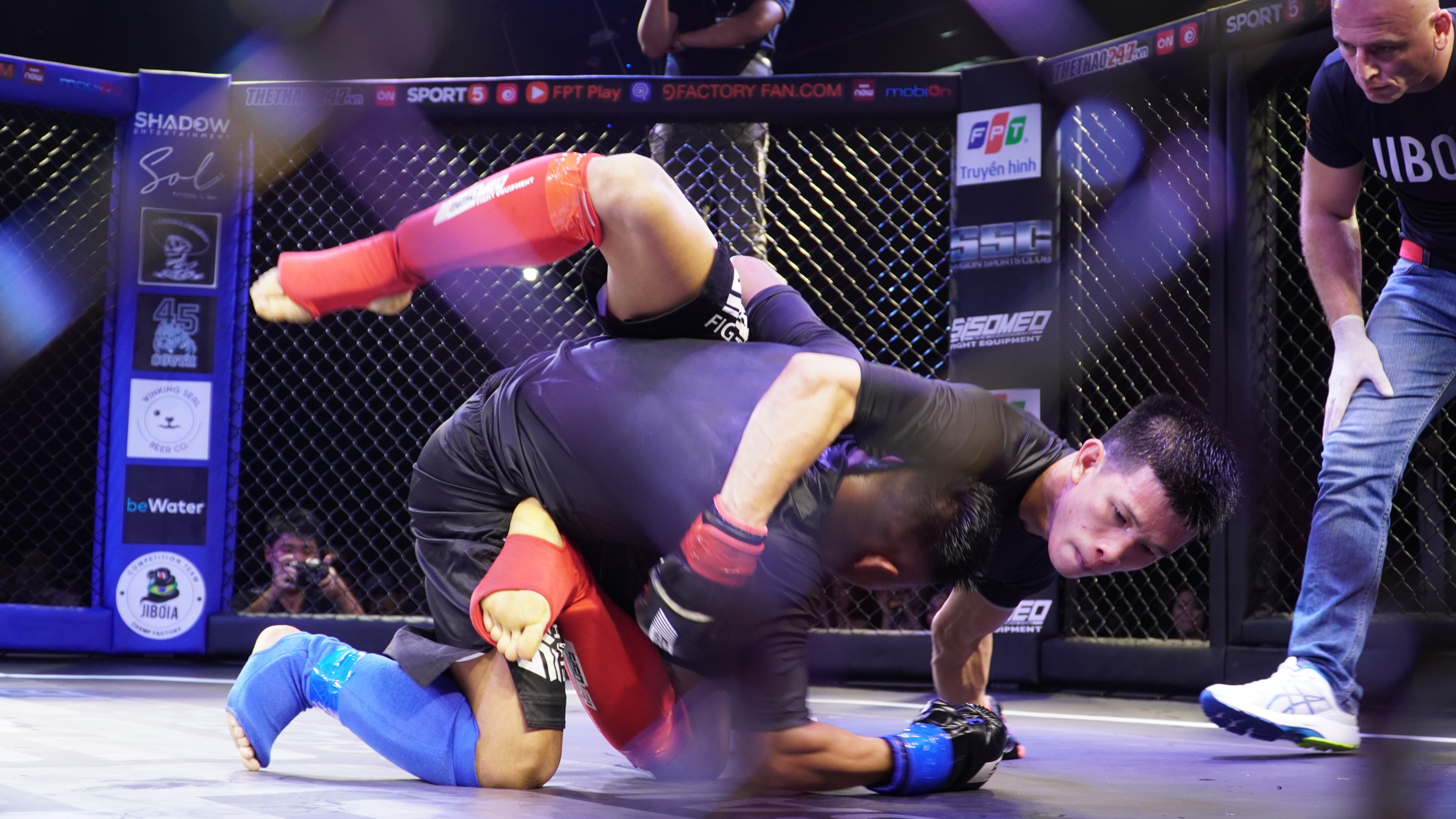 Su kien MMA lan dau duoc to chuc thu hut khan gia hinh anh