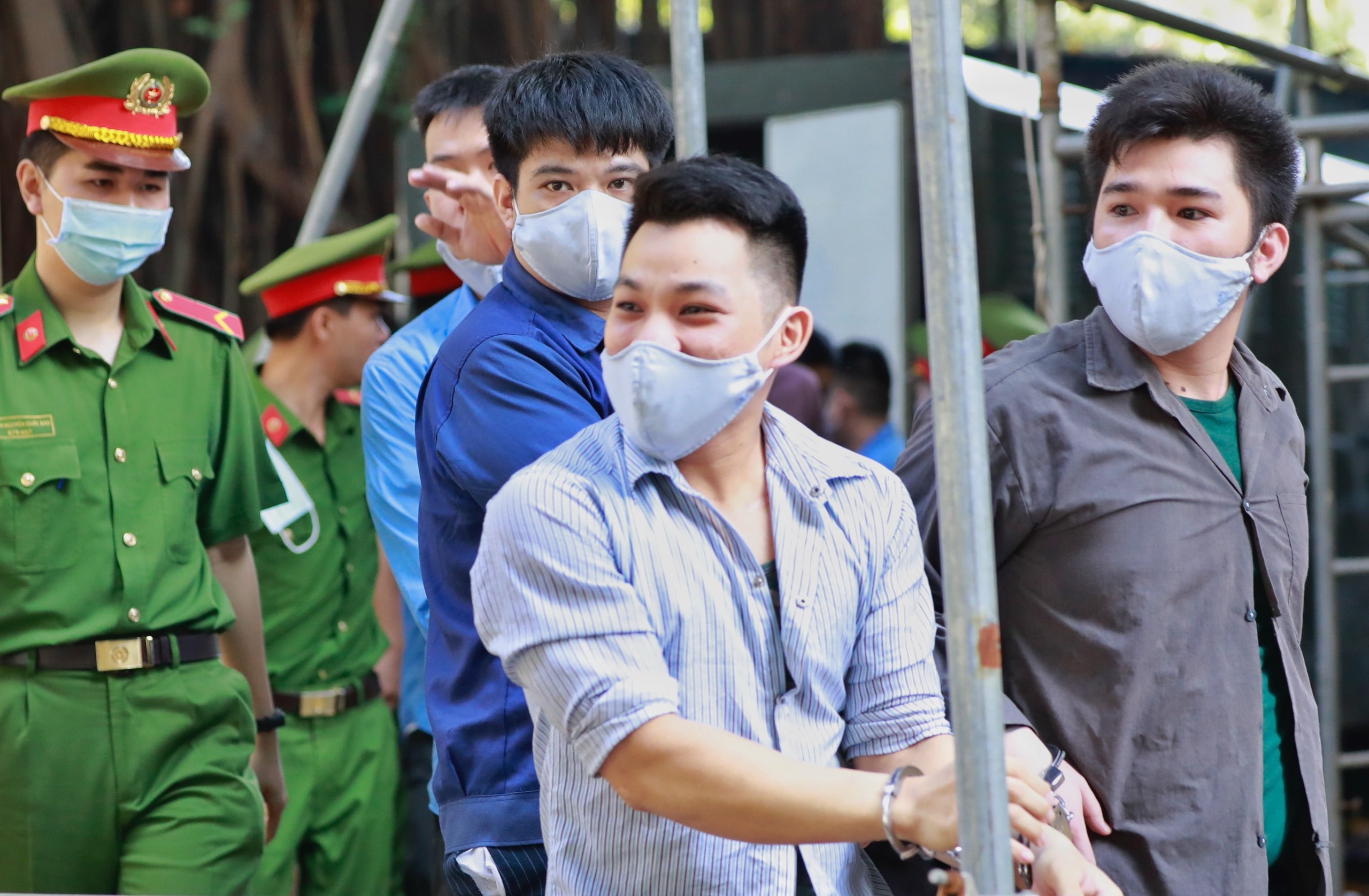 Ty 'Ba Dom' khai ly do mua sung dan hinh anh