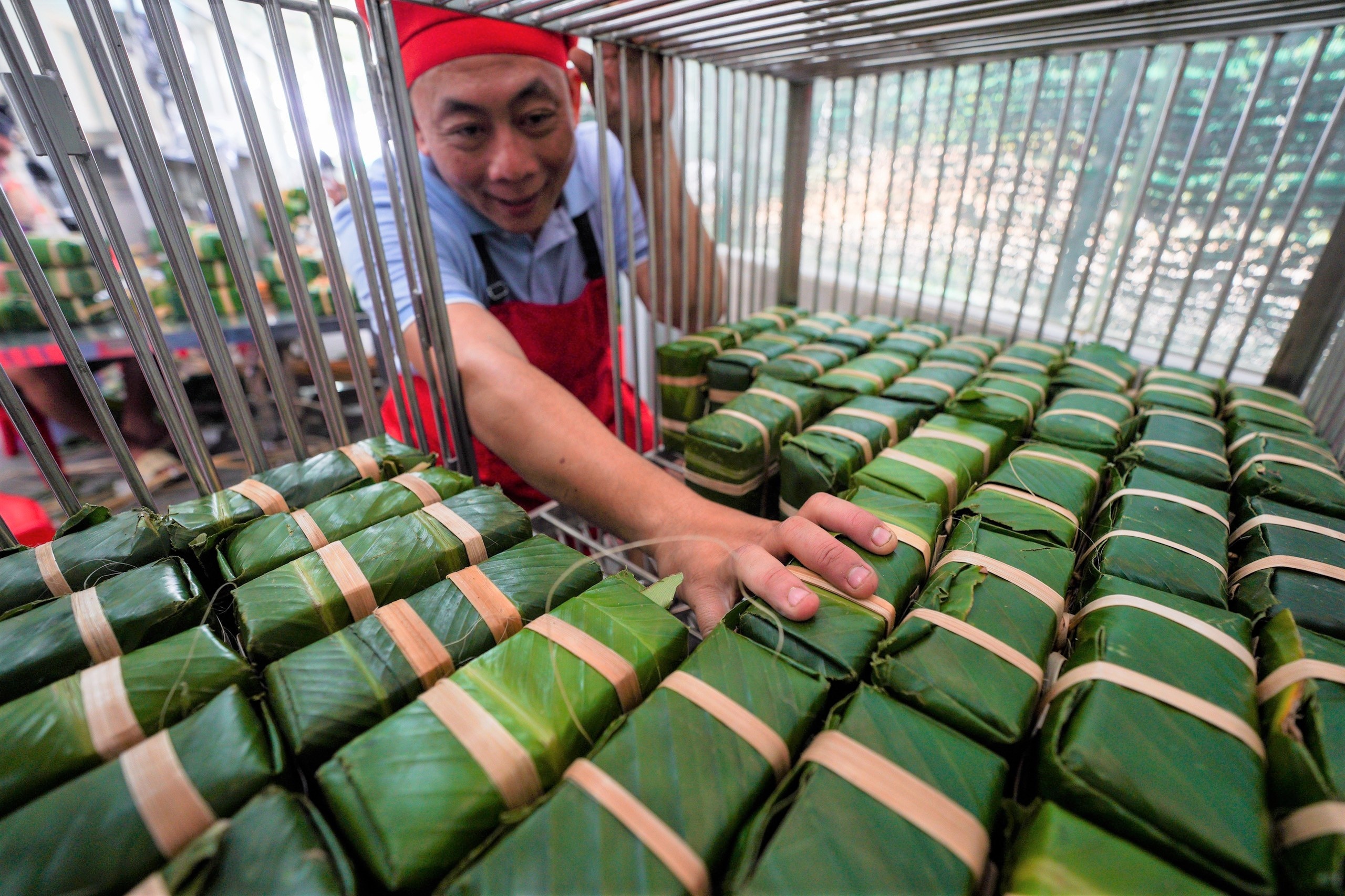 Chi tien ty dau tu day chuyen goi banh chung dip Tet hinh anh