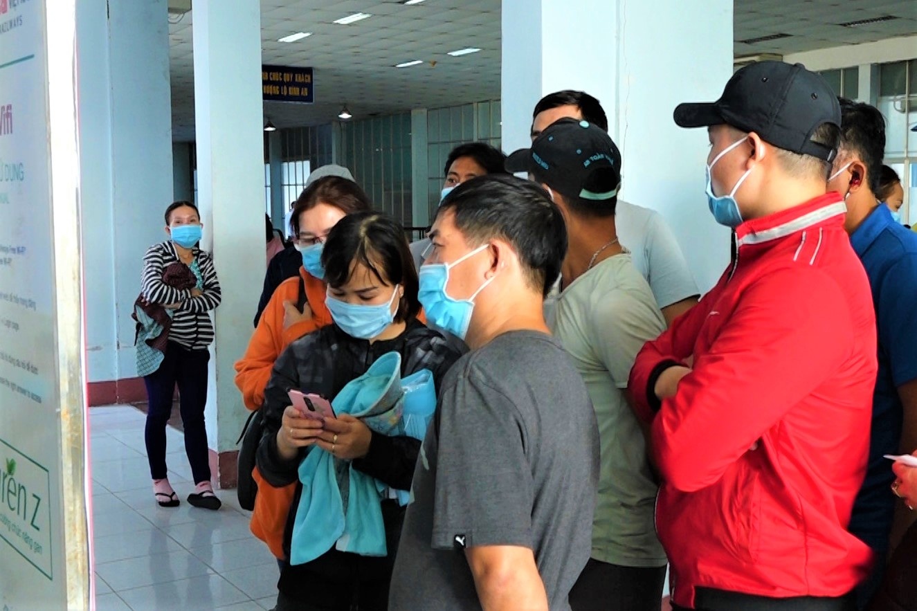 Nguoi dan ra ga Sai Gon tra ve Tet vi dich Covid-19 hinh anh