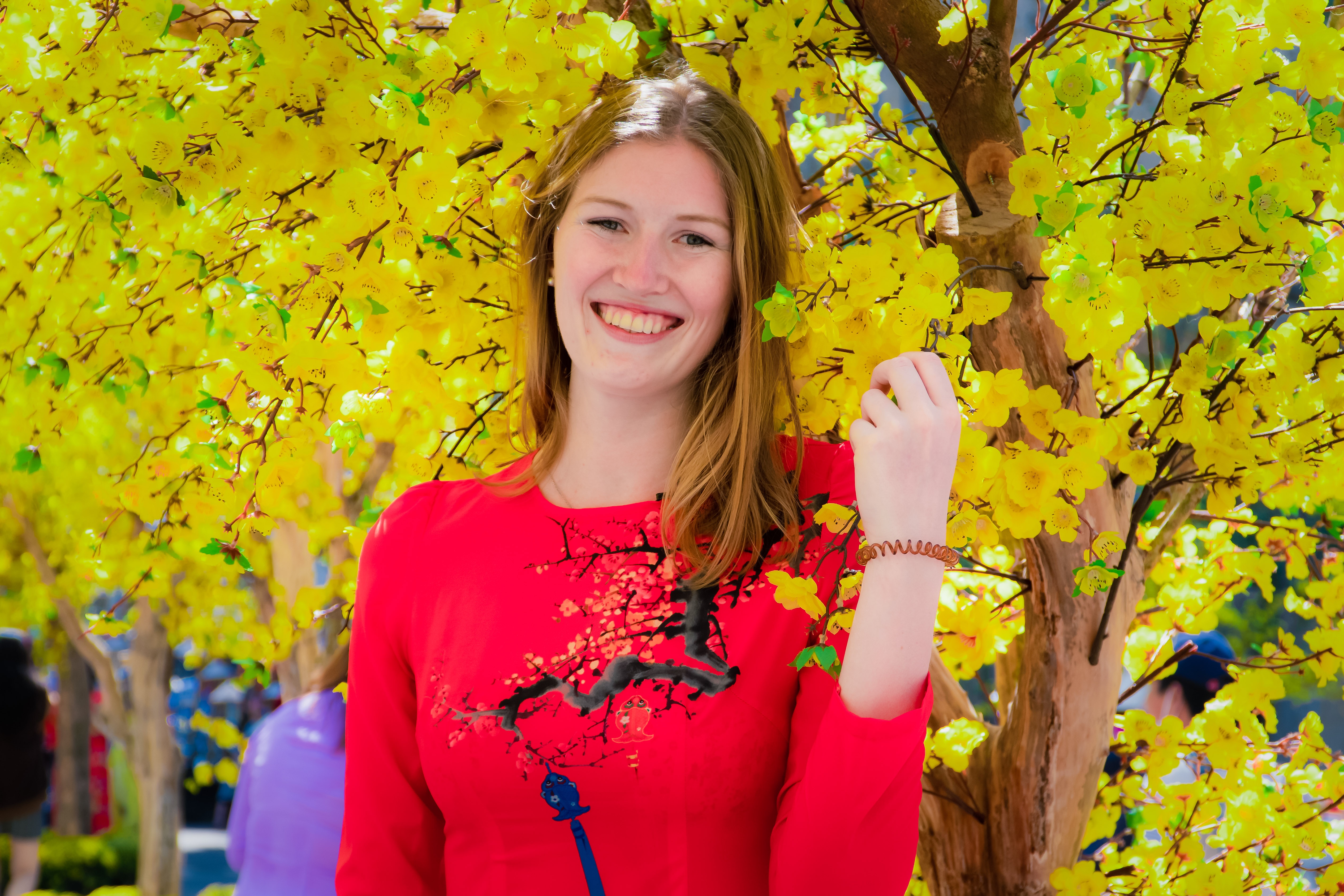 Co gai Duc mac ao dai, dao pho Tet o TP.HCM hinh anh