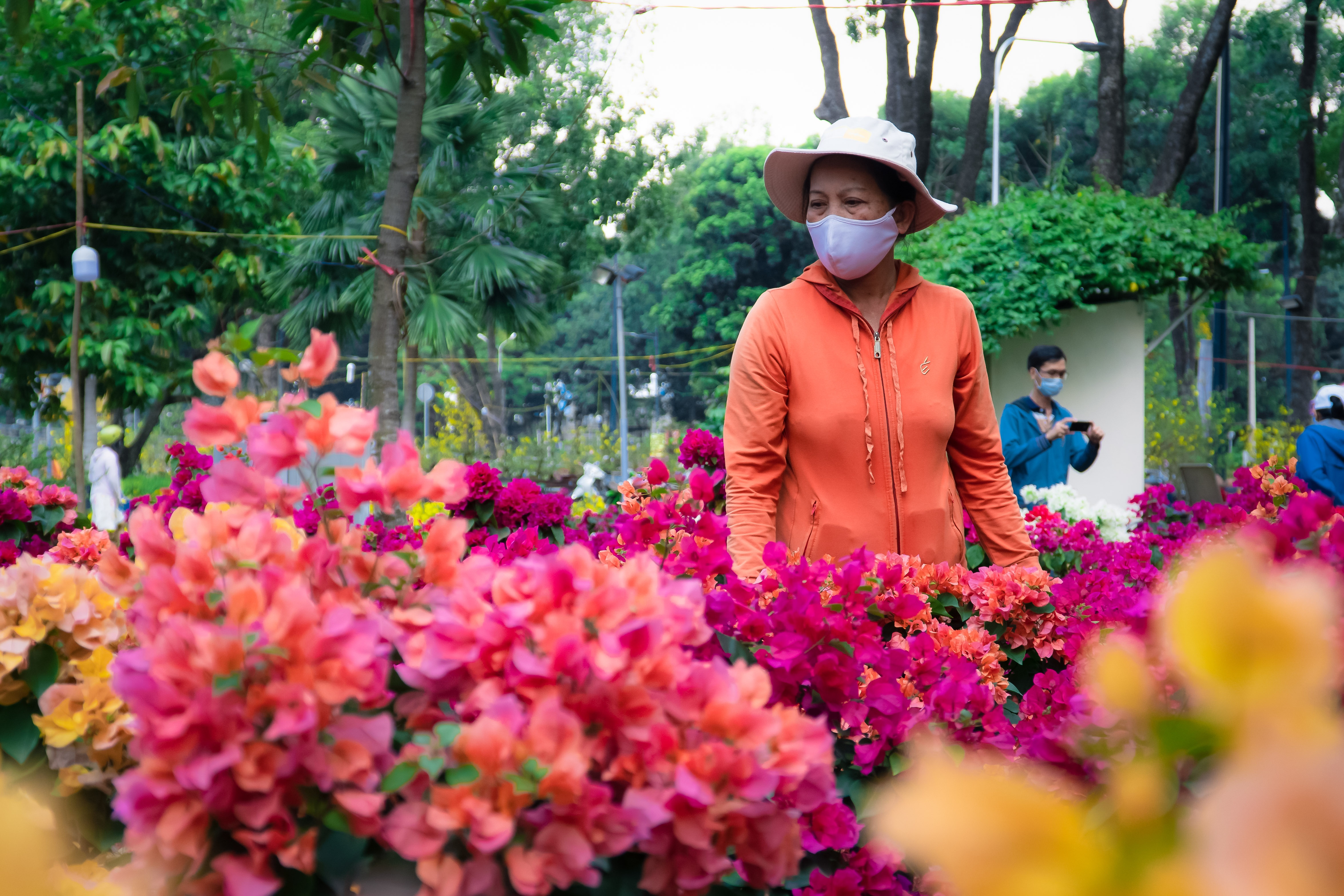 Tieu thuong ban hoa Tet tai TP.HCM: 'Khong ban het danh bo di' hinh anh
