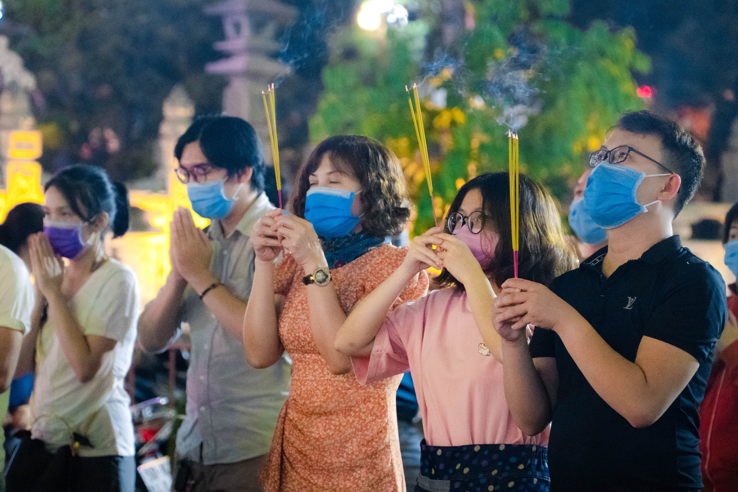 Chua Vinh Nghiem dong duc nguoi di le hinh anh