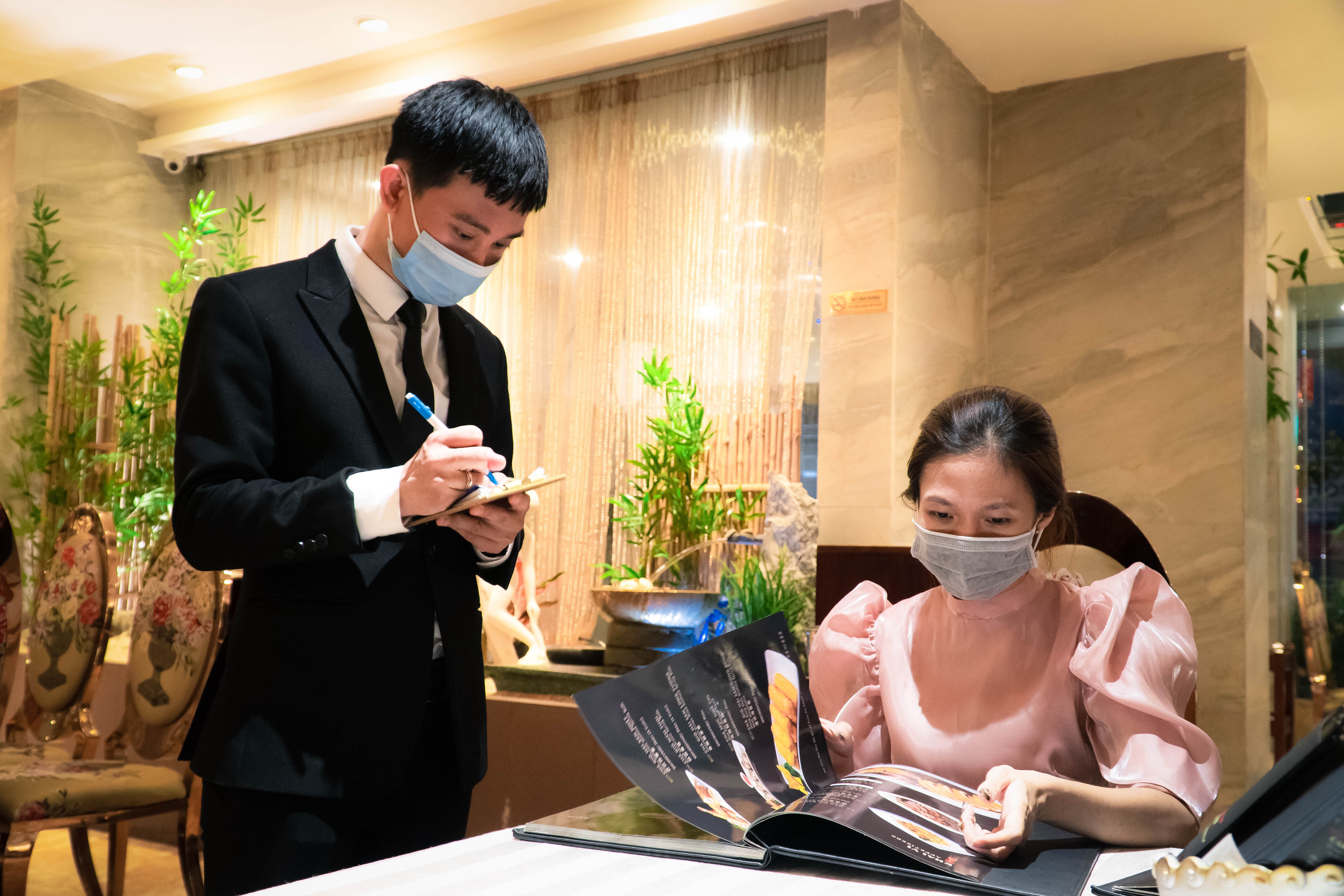 Nha hang o TP.HCM hoat dong tro lai hinh anh