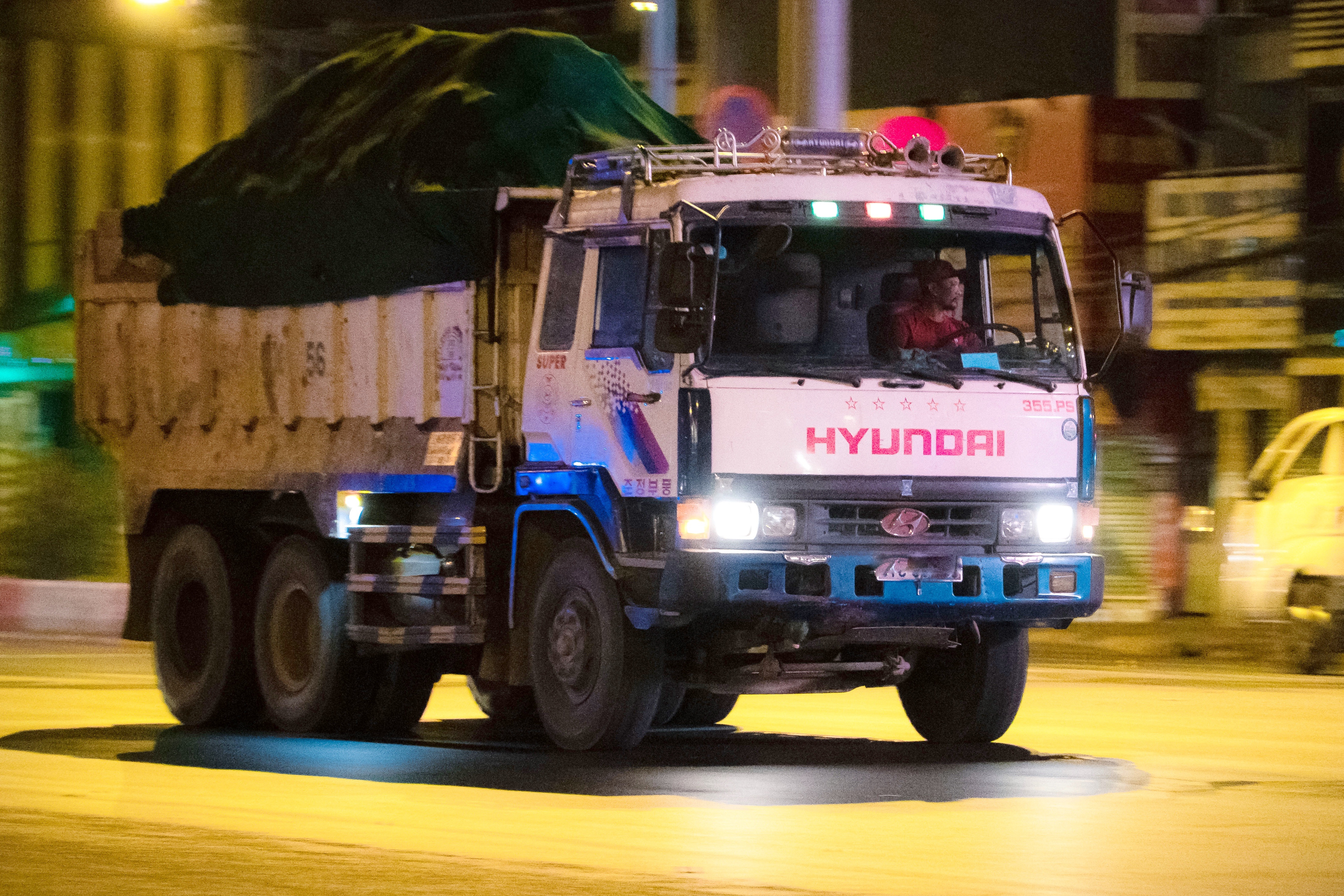 Xe ben tung hoanh sau 22h o TP.HCM hinh anh