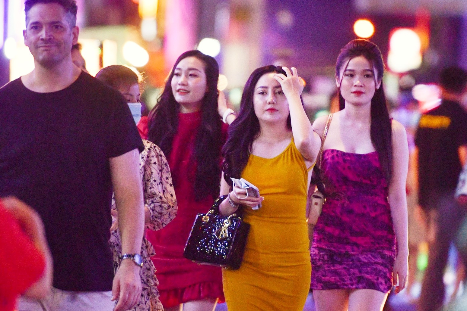 Pho di bo Bui Vien hoat dong tro lai, vang khach Tay hinh anh